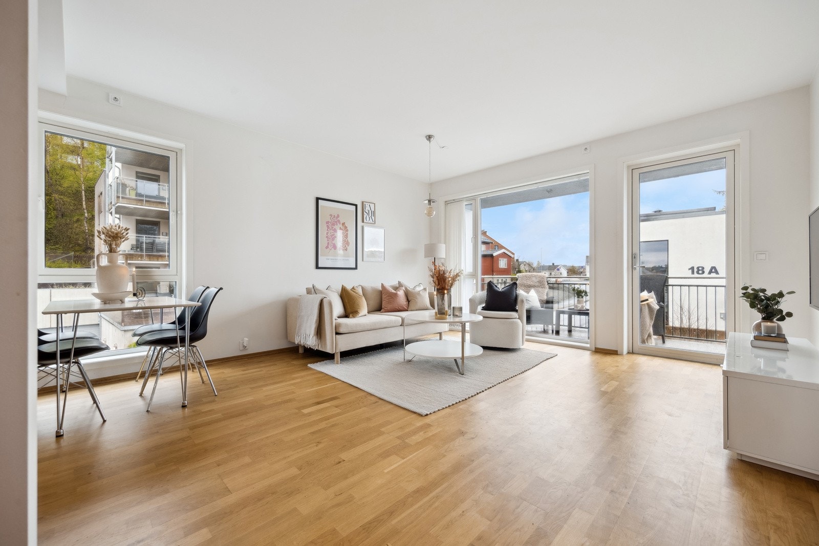 Øystein Møylas veg 18B presenteres av EIE eiendomsmegling, ved Amrinder Singh. Galleribilde