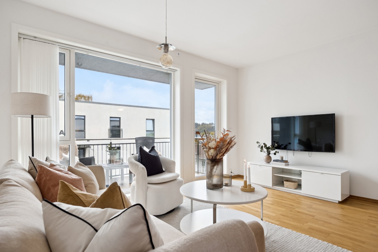 Fra stuen er det utgang til en solrik, sørvendt balkong på 8 kvm. Galleribilde