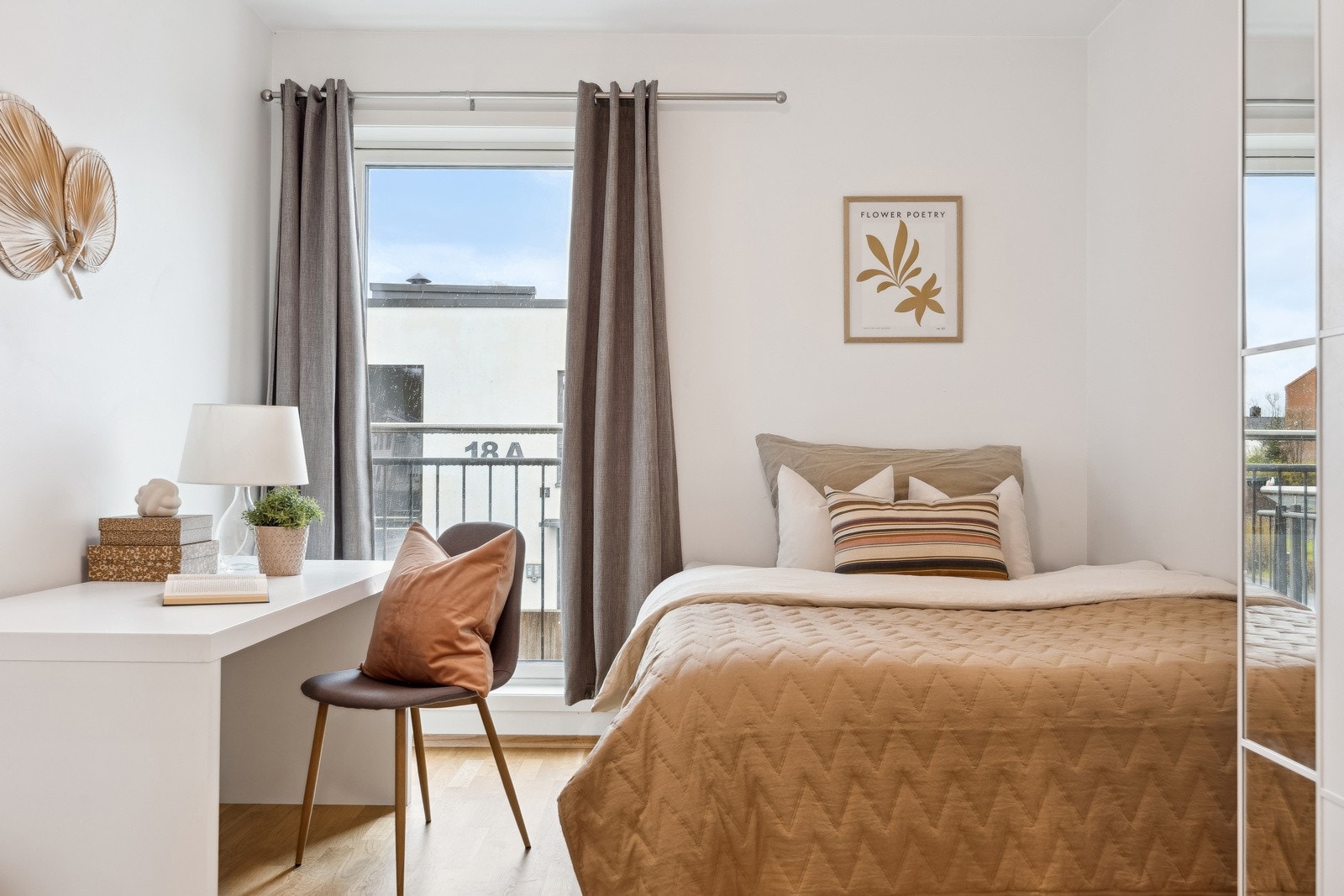 Det er montert PAX-garderobeskap i begge soverommene - en smart oppbevaringsløsning med god plass. Galleribilde