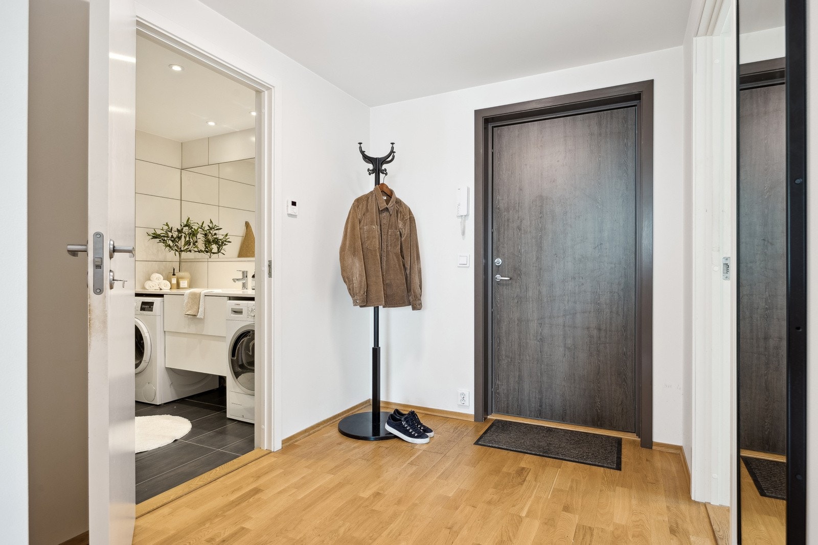 Velkommen inn! - Her får du en stilig leilighet fra 2017 med både solrik balkong, parkeringsplass og heis i bygget. Galleribilde