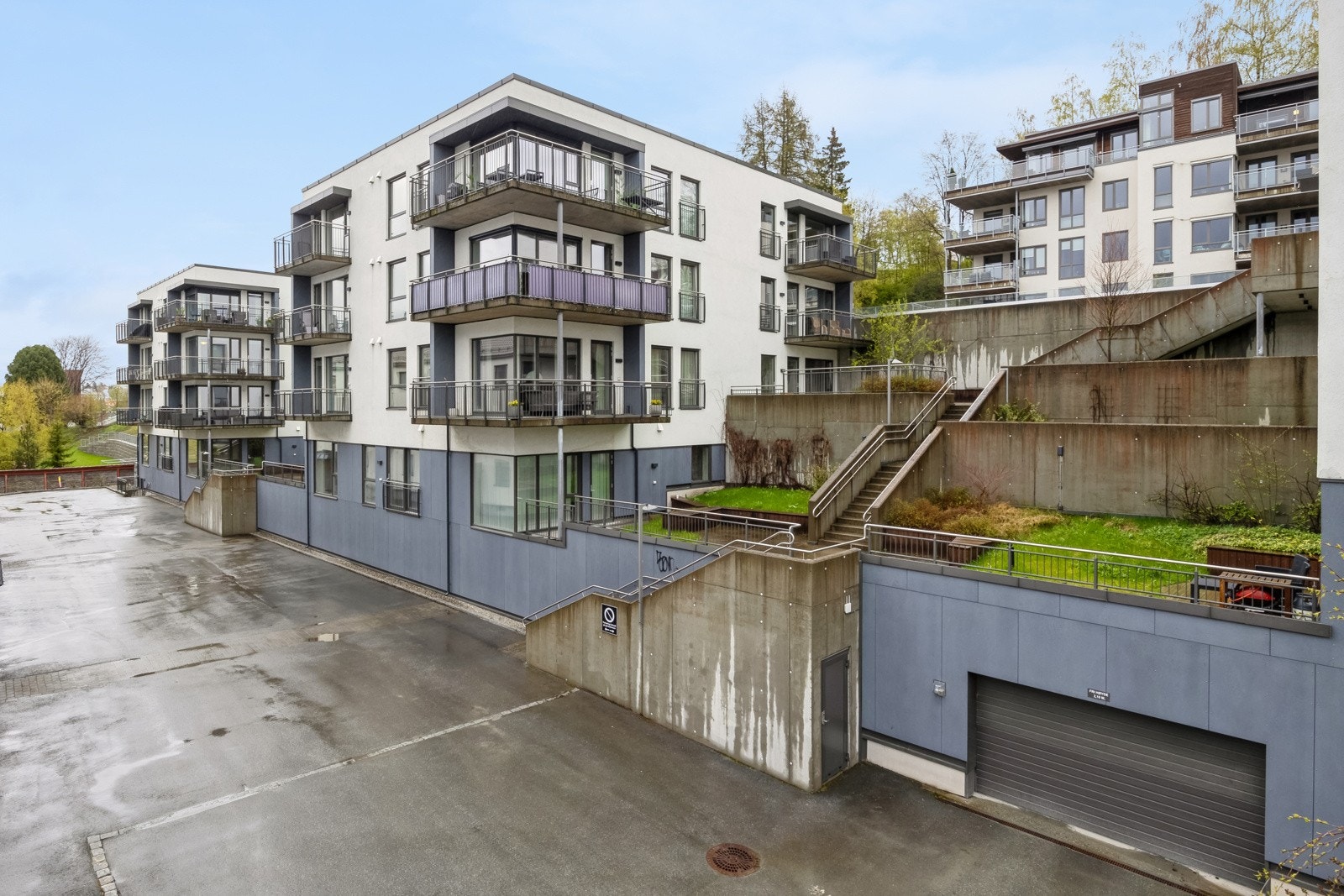 Fra Øystein Møylas veg 18B har du kort vei til byens største studiesteder - kun ca. 2,5 km til NTNU Gløshaugen, 3,5 km til NTNU Kalvskinnet, 5,5 km til NTNU Dragvoll og 6 km til Handelshøyskolen BI - Campus Trondheim. Galleribilde