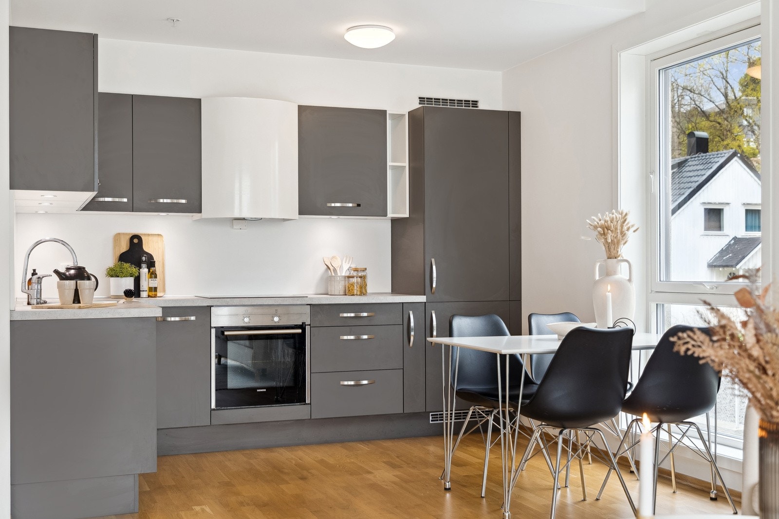 Av integrerte hvitevarer har du stekeovn, platetopp, oppvaskmaskin og kjøleskap med fryser. Det er også installert automatisk vannstopper med fuktsensor og komfyrvakt. Galleribilde