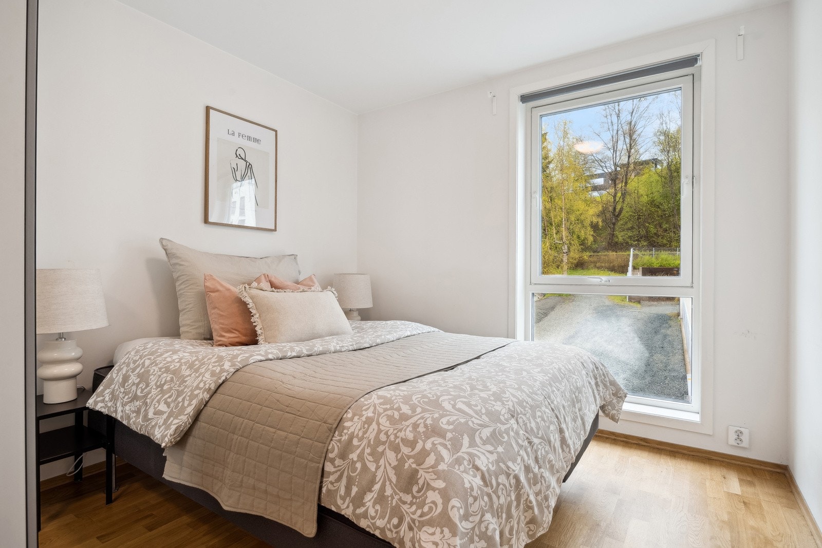 God planløsning med adskilte soverom på hhv. 9 og 12 m² gjør boligen ideell for deg som ønsker å bo selv og leie ut det ene rommet. Arealet er utnyttet svært godt, og rominndelingen gir både privatliv og fleksibilitet. Galleribilde