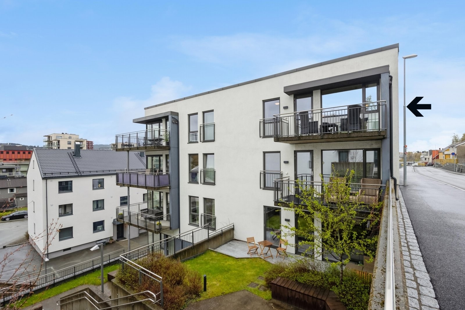 Velkommen til visning! - Leiligheten har enkel adkomst fra begge sider av bygget via heis, enten fra Klæbuveien eller Øystein Møylas veg. Galleribilde