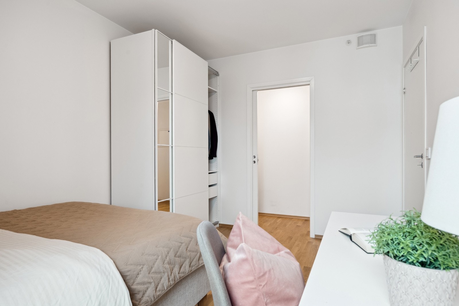 Fra hovedsoverommet har du direkte tilgang til en praktisk innvendig bod på 3 kvm - perfekt som walk-in garderobe for deg som ønsker ekstra oppbevaringsplass med komfort og oversikt. Galleribilde