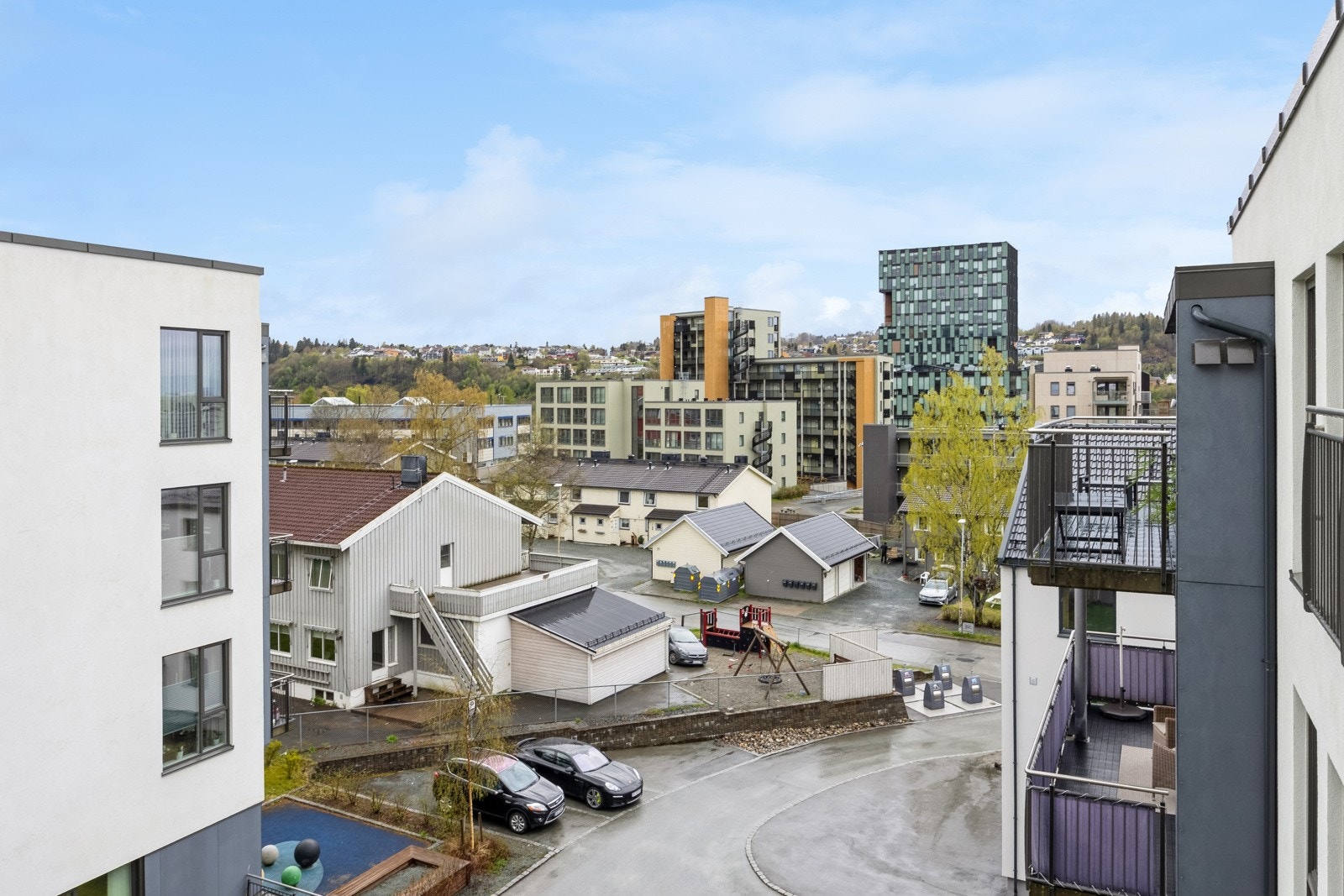 Leiligheten ligger i et område preget av positiv utvikling, noe som gjør den interessant for både førstegangskjøpere og dem som vurderer bolig som investering. Galleribilde