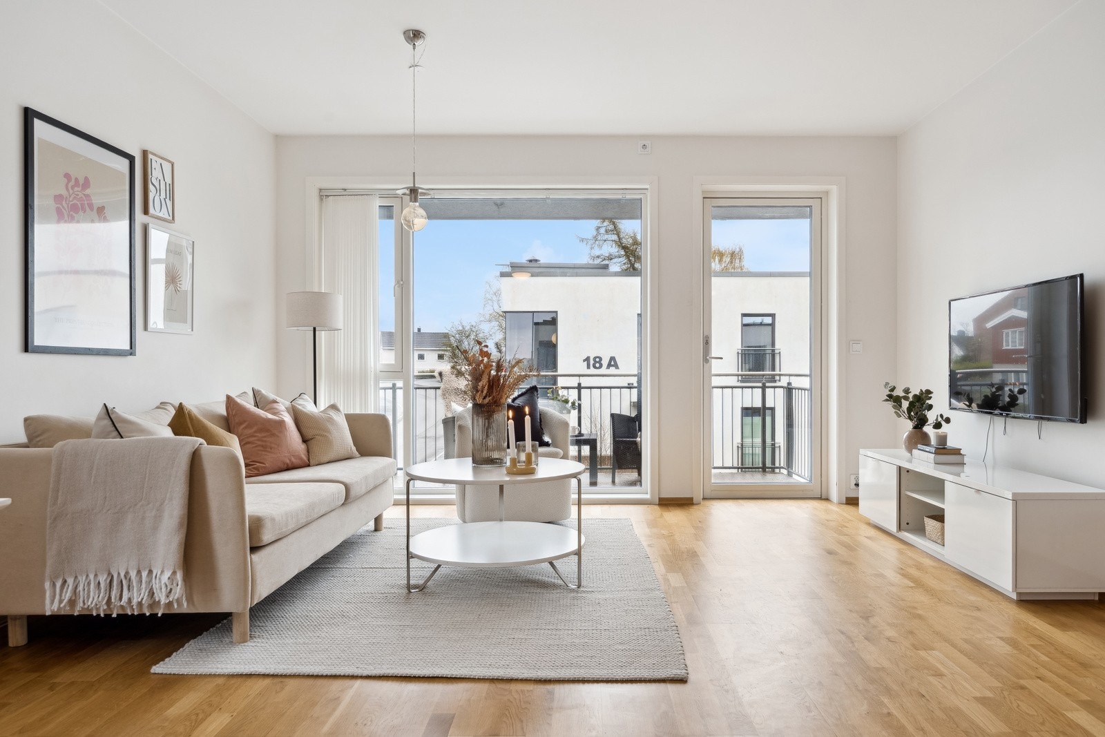 Stue og kjøkken utgjør sammen et luftig og romslig allrom på 26 kvm. med tydelig definerte romsoner. Galleribilde