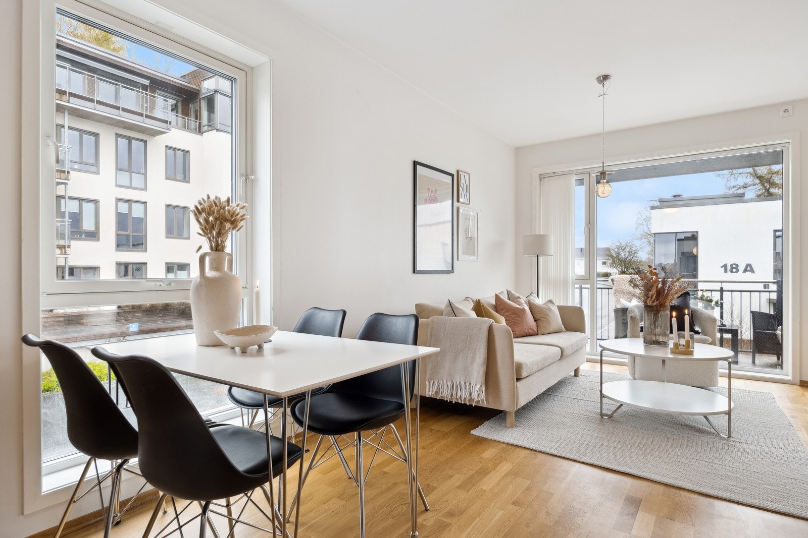 I overgangen mellom stue og kjøkkensone er det god plass til spisebord - en praktisk og naturlig plassering. Galleribilde