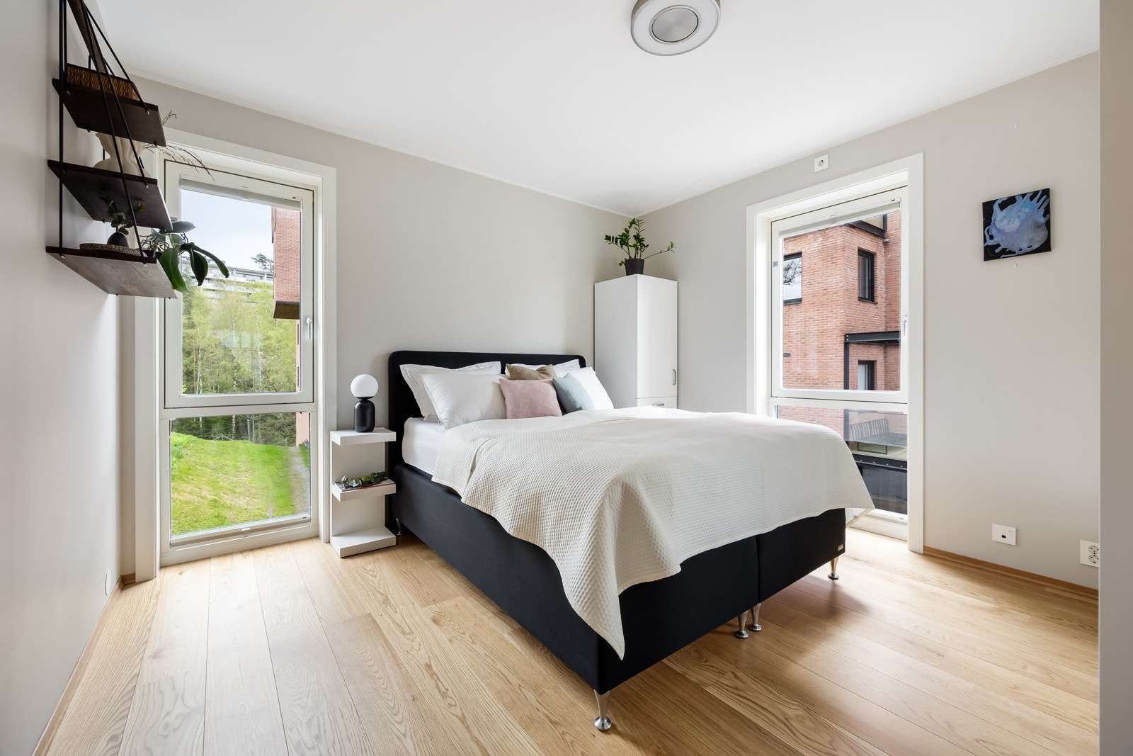 Leiligheten har tre romslige soverom, alle med god plass til seng og nattbord. Galleribilde