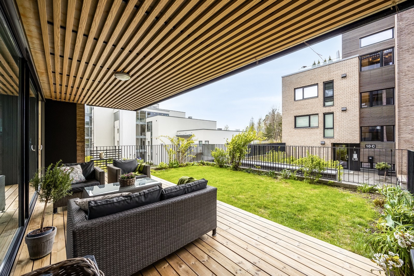 Fra stuen er det utgang til en romslig terrasse på ca. 20 kvm. Galleribilde