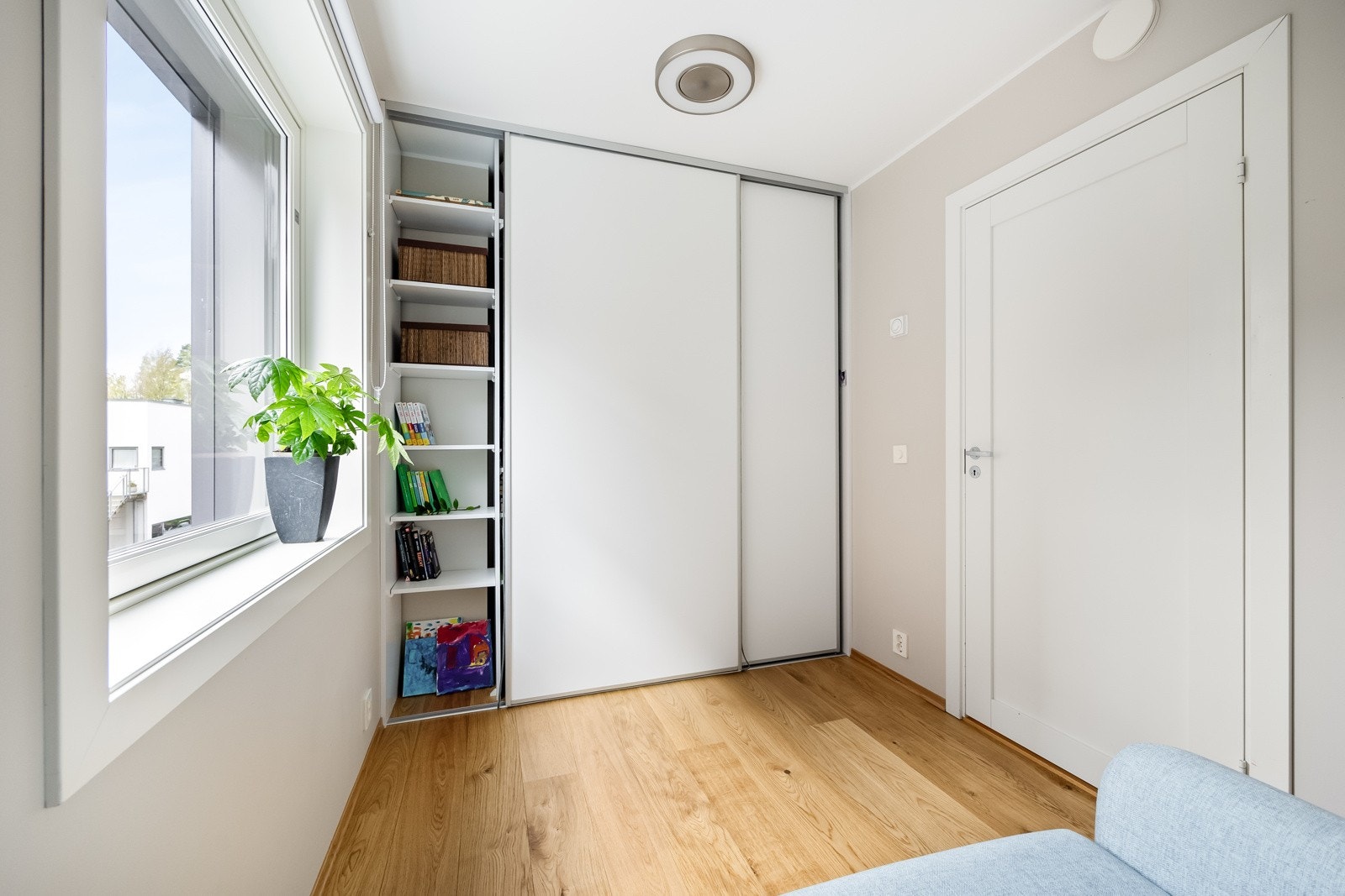 Her er det også innredet med en skyvedørsgarderobe. Galleribilde