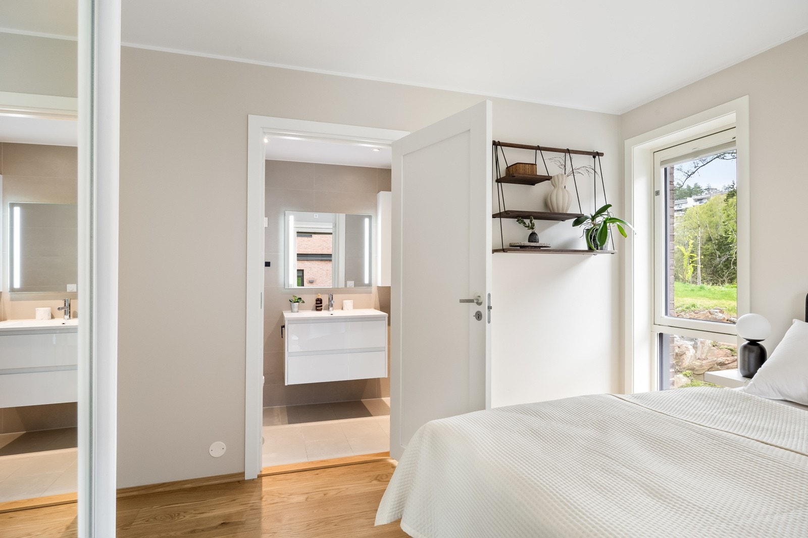 Det ene badet ligger i en suiteløsning til hovedsoverommet. Galleribilde