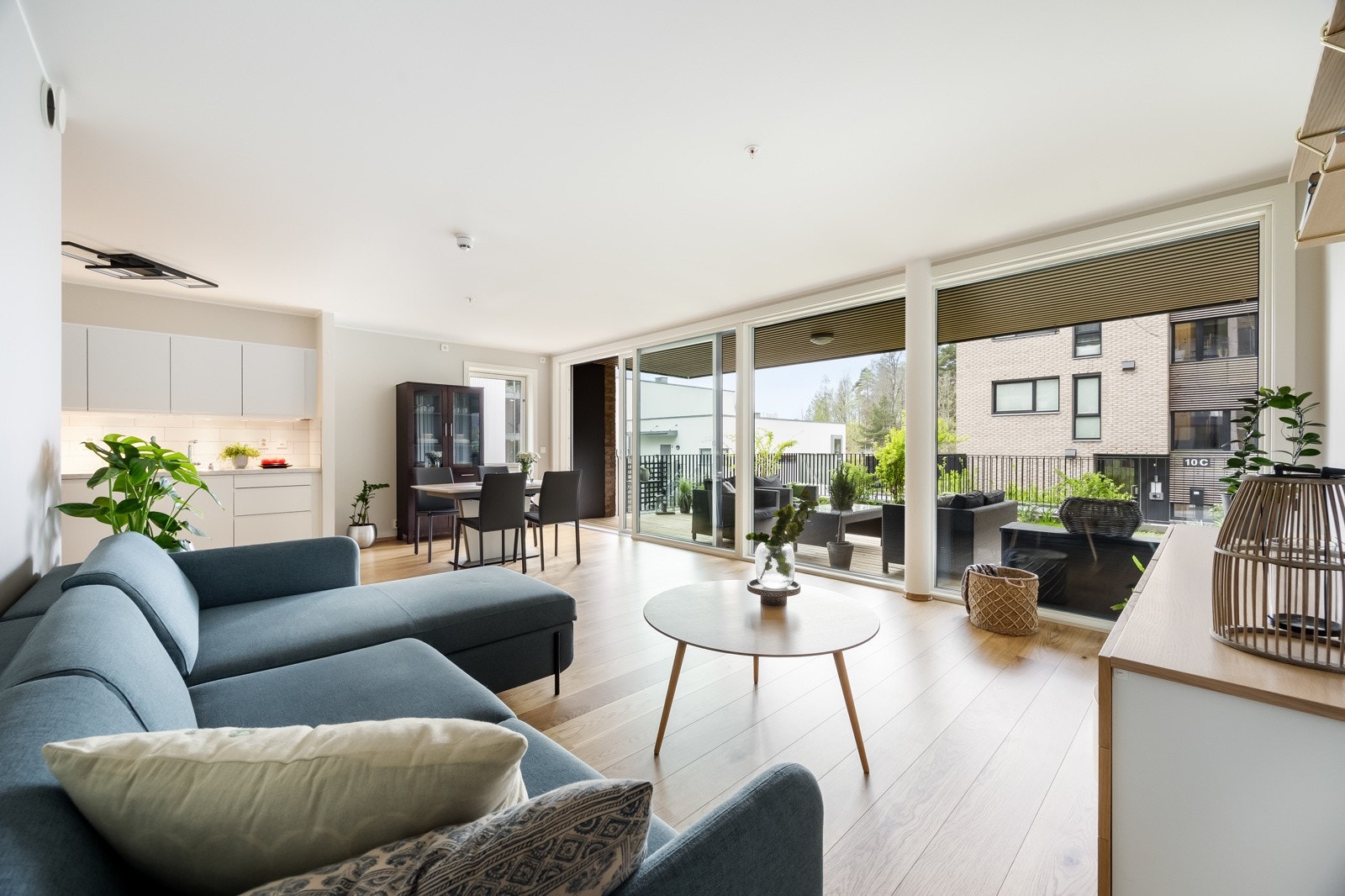 Dette er en stilfull og moderne 4-roms leilighet i første etasje med vannbåren varme og moderne standard fra 2018. Galleribilde