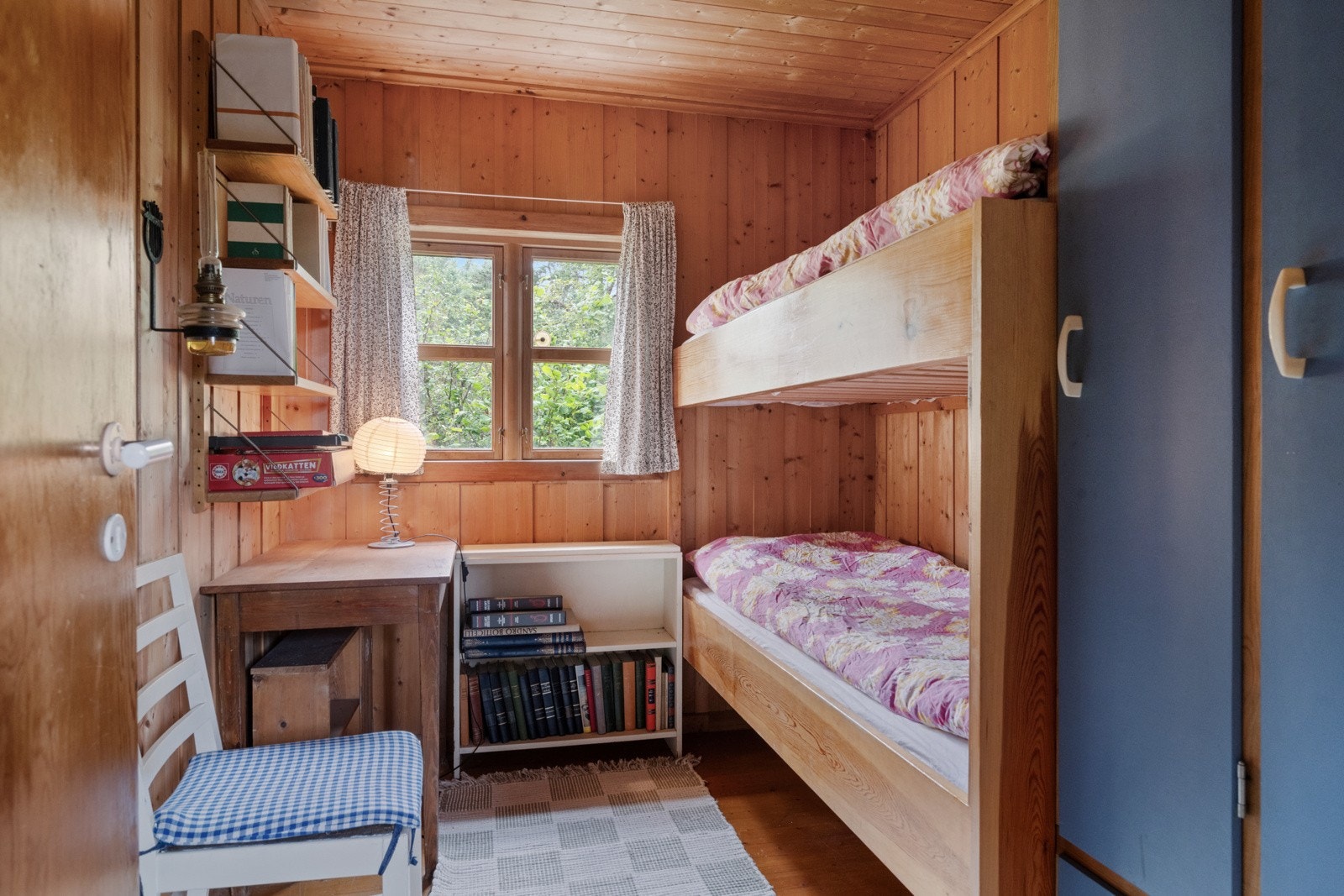 Det andre barne-/gjesterommet er på 6,5 kvadratmeter. Også her er det køyeseng og store skap. Galleribilde