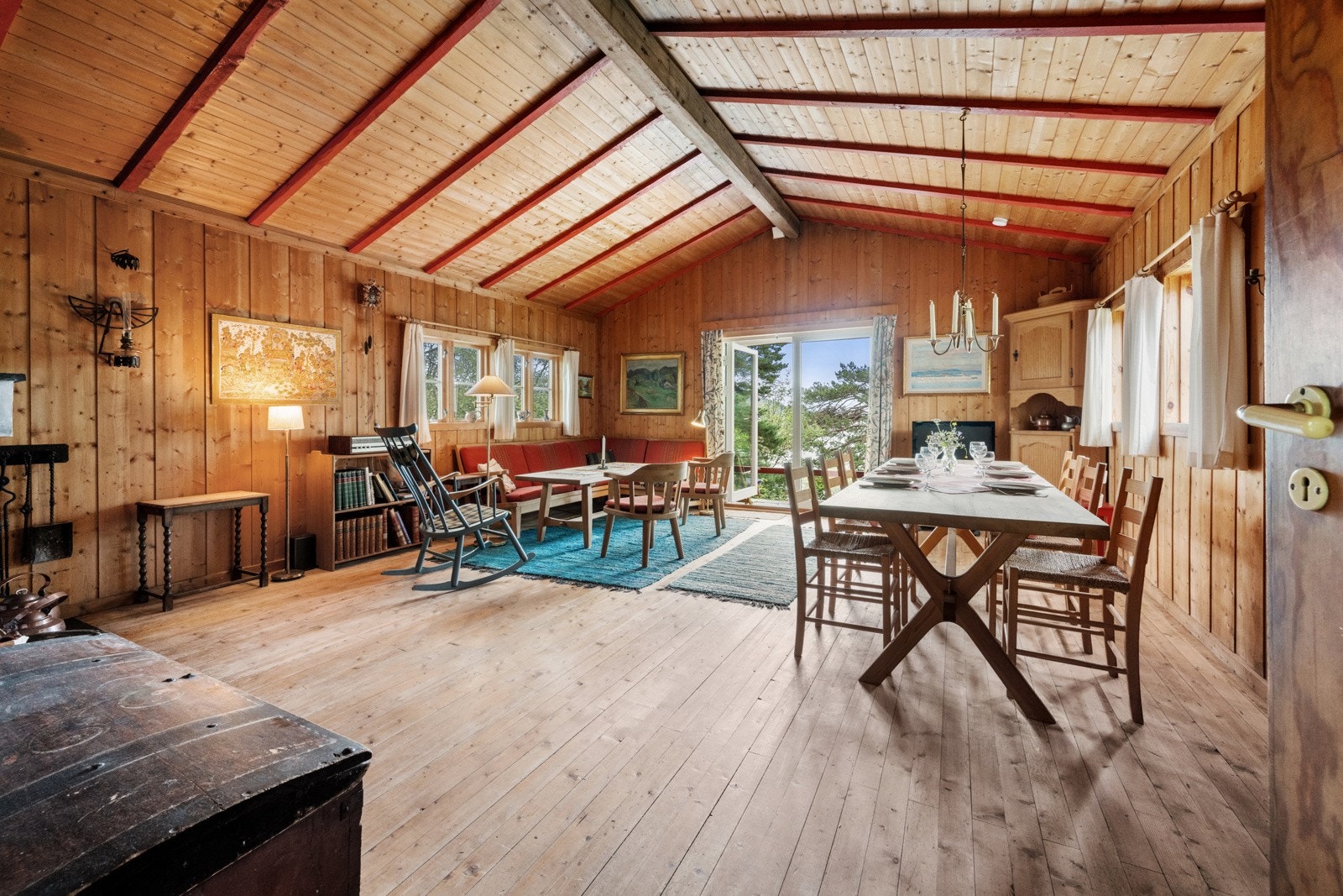 En kort båttur fra naustet ligger Bunnpris på kaien ved Vedholmen. Man kan også ta båten inn til Os sentrum for flere butikker og restauranter. Galleribilde