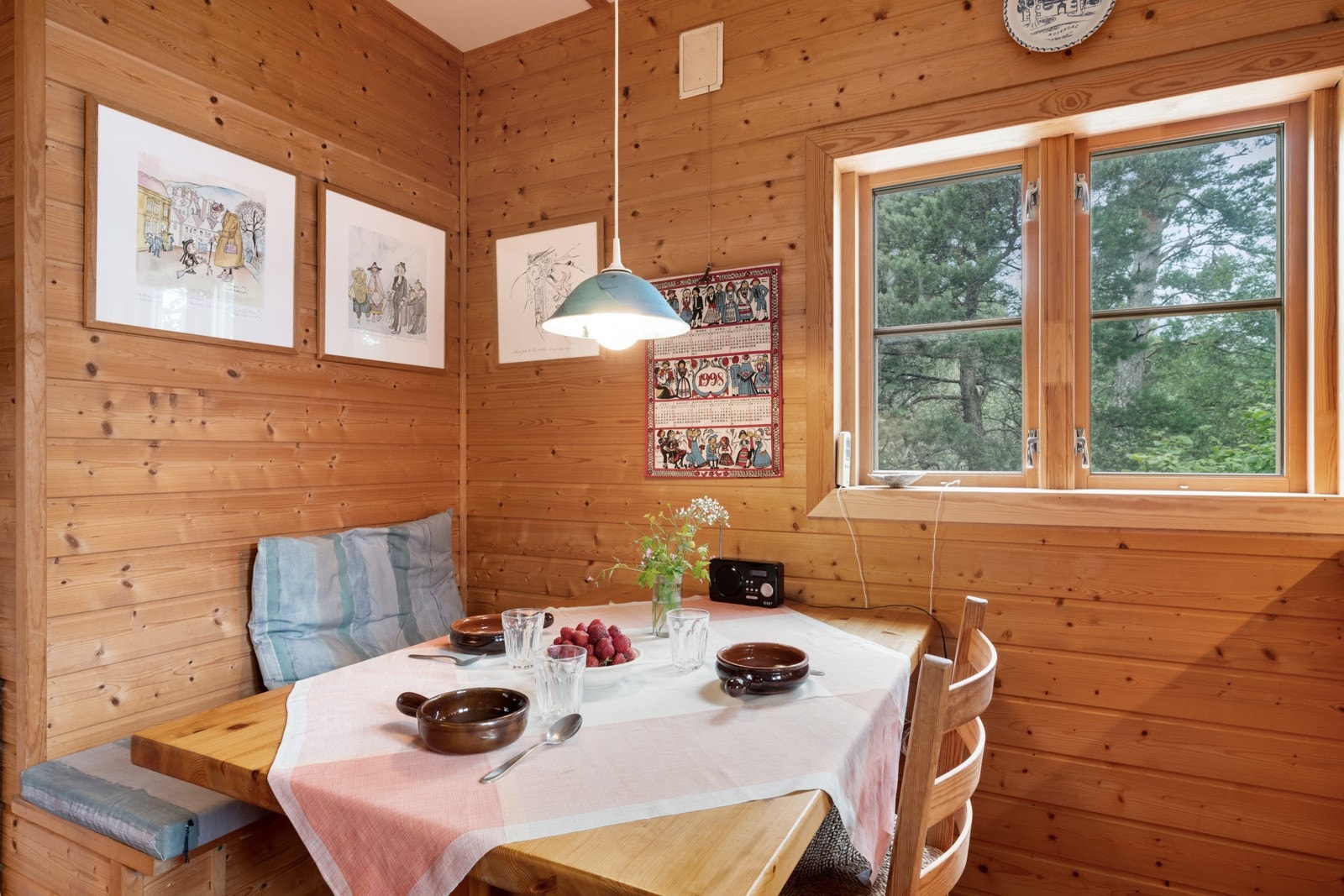 Koselig sittegruppe i hjørnet hvor man kan nyte dagens måltider. Galleribilde