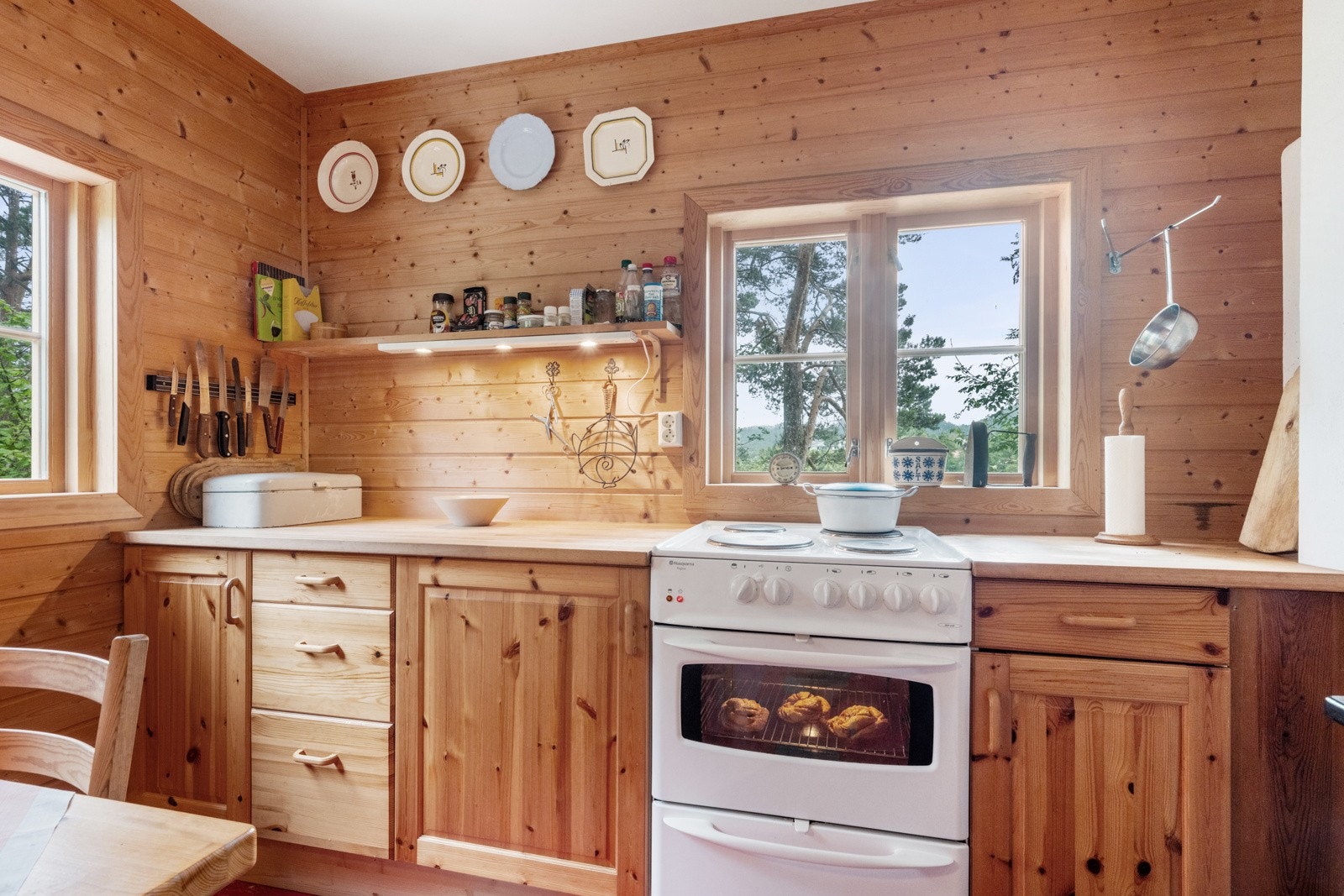 Av hvitevarer er det komfyr og kjøleskap, begge medfølger handel. Galleribilde