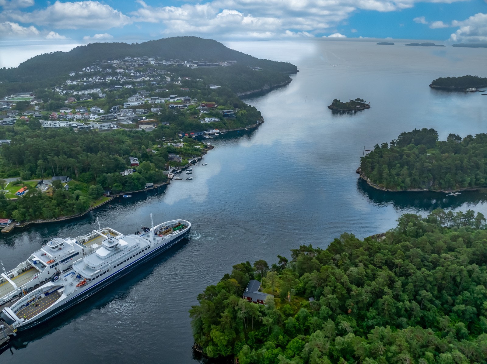 Fergekaien ligger like bak hytten og man vil høre denne. Galleribilde