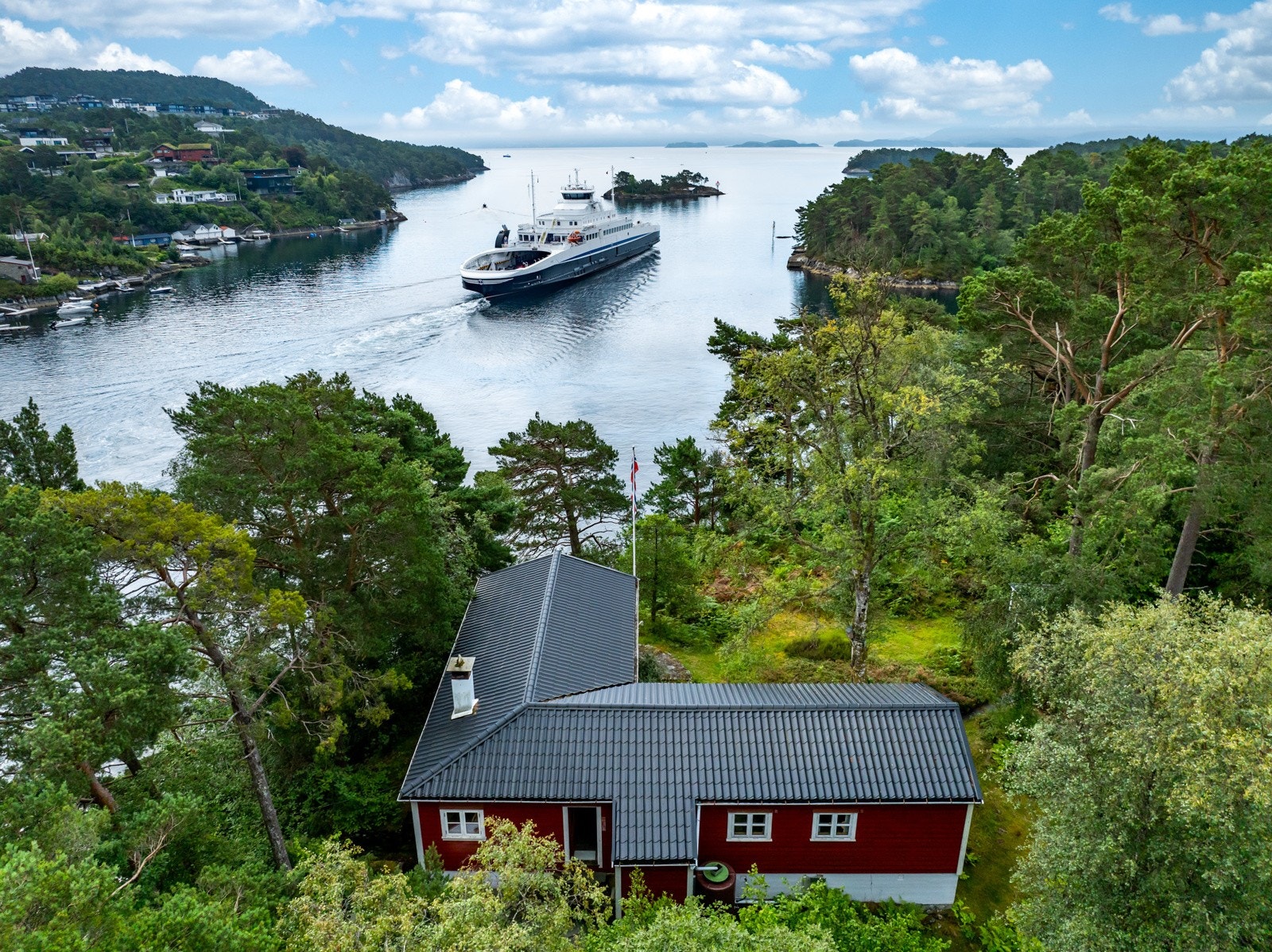 Langs hytteveggen er det påskeliljer om våren og nydelige roser om sommeren. Galleribilde