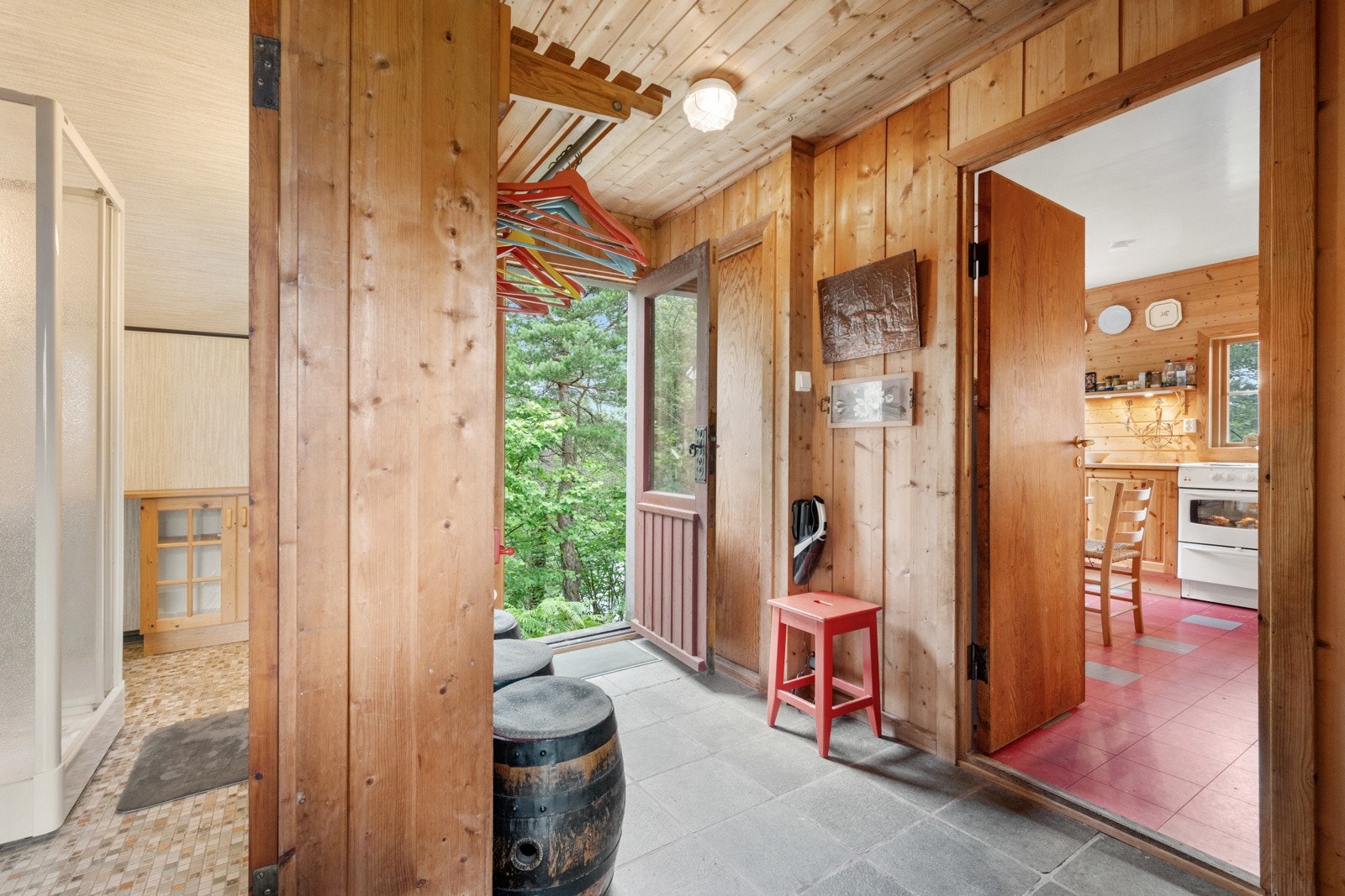 Det er to innganger til hytten, her ved kjøkkenet og også i front av hytten. Galleribilde