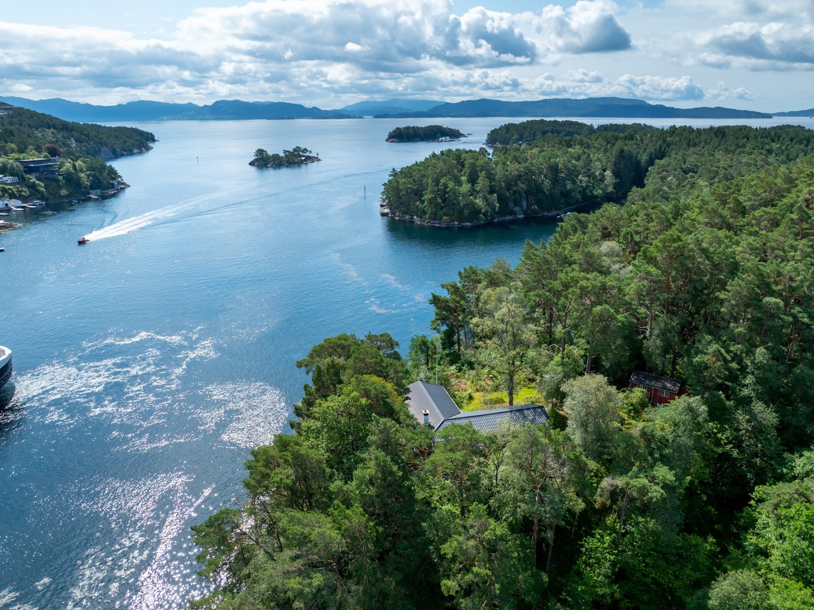 Det er båtplass ved hytten, men man må leie plass på land. Galleribilde