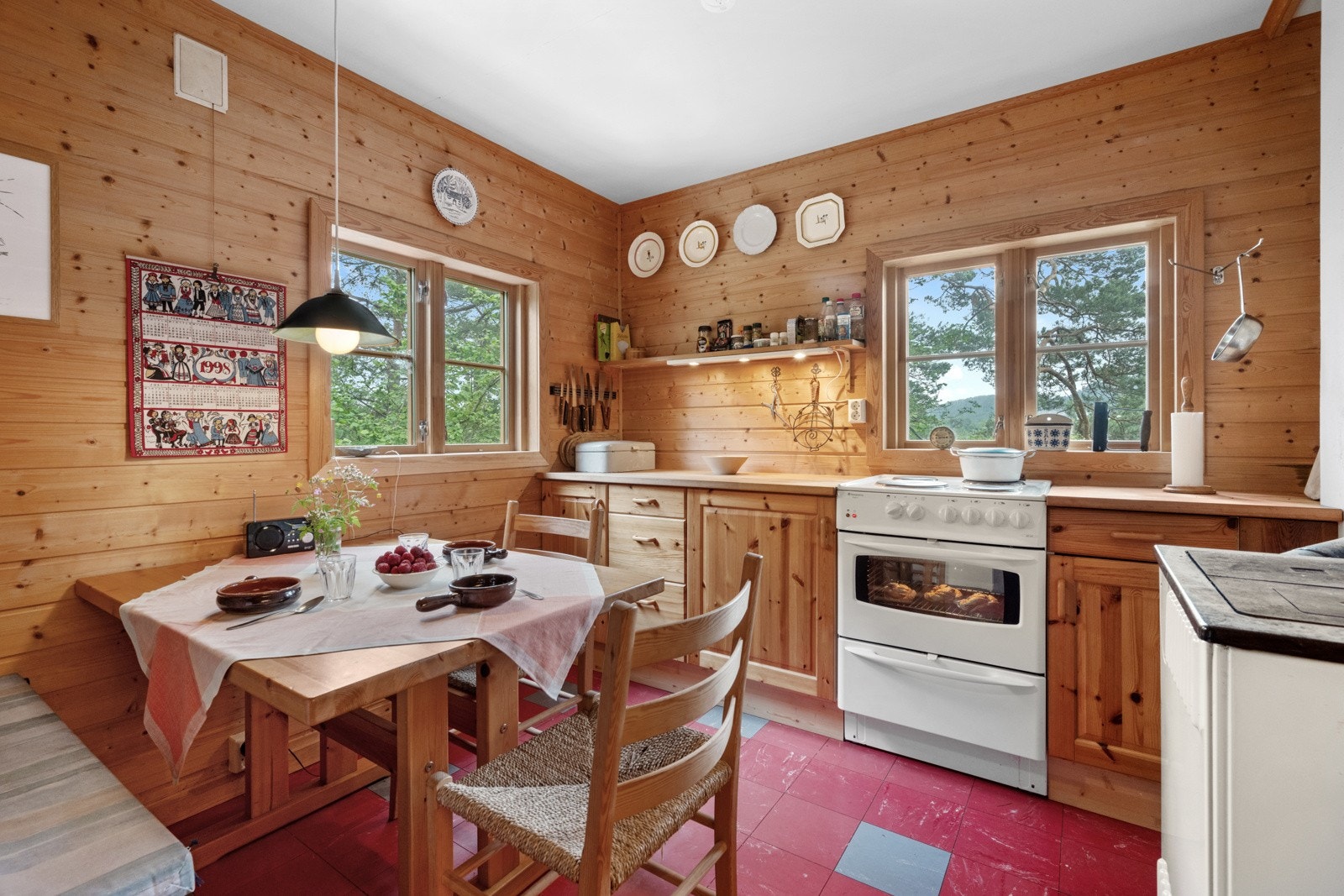 Kjøkkeninnredningen er av furu med profilerte fronter. Galleribilde