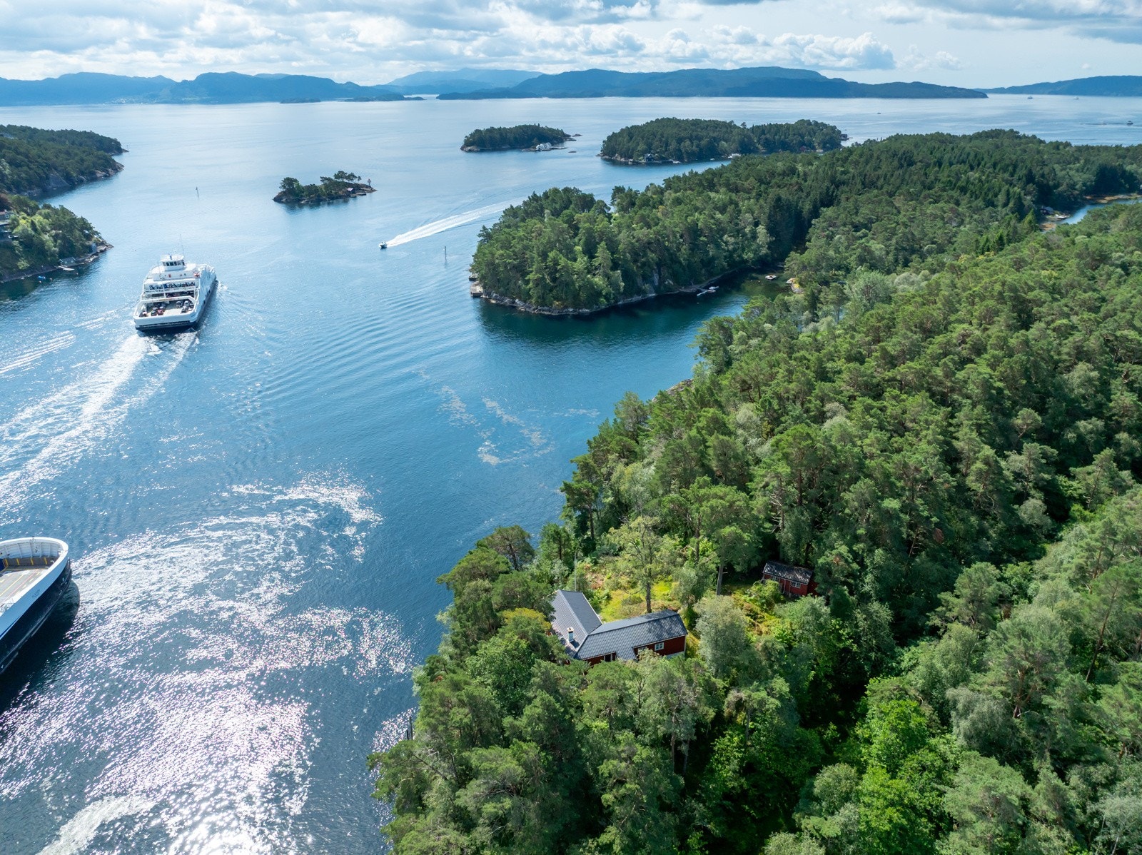 Det er ikke vei frem til hytten. Adkomst via sjøen. Galleribilde