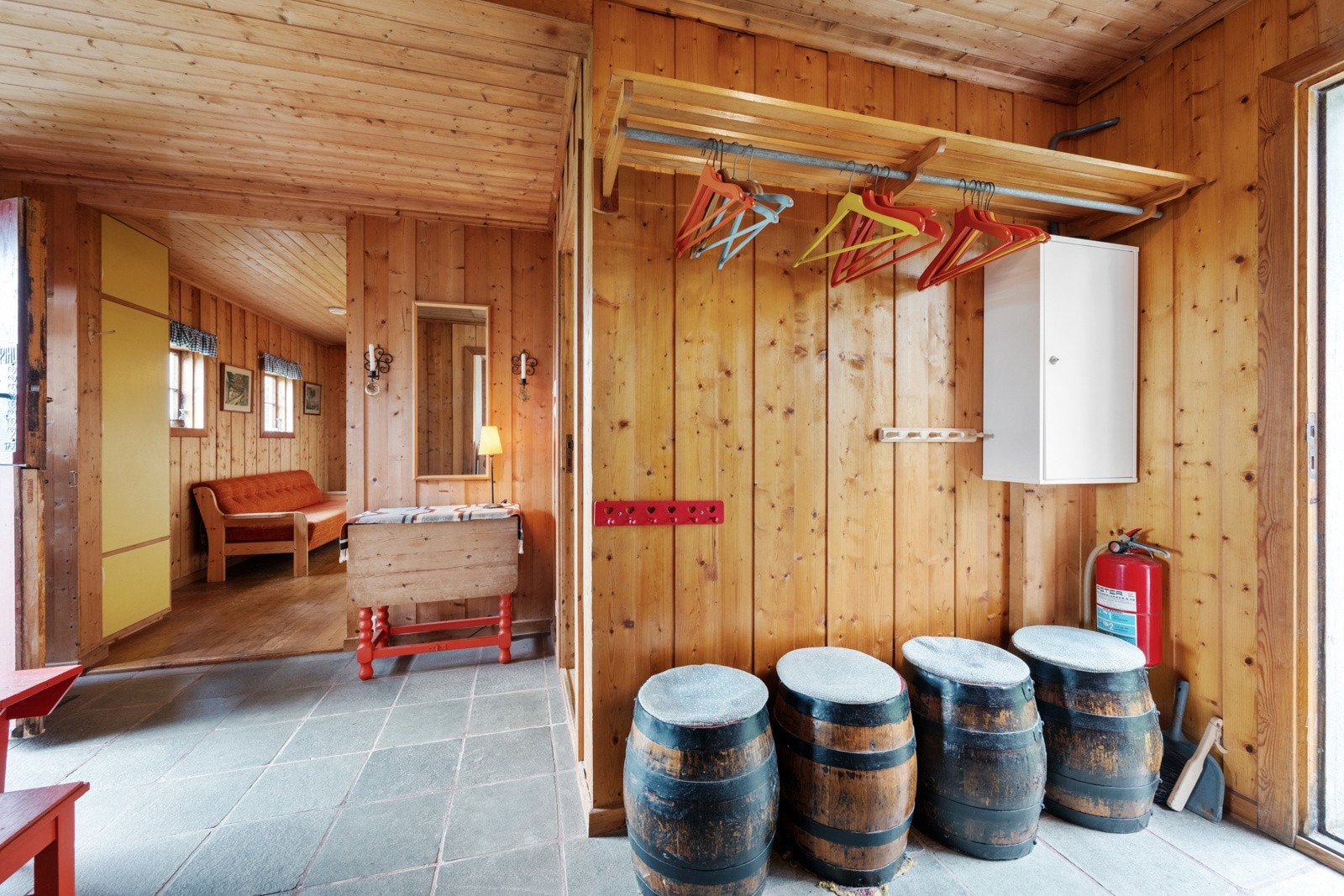 God plass i entrèen til å henge fra seg ytterklær og sette fra seg sko. Galleribilde