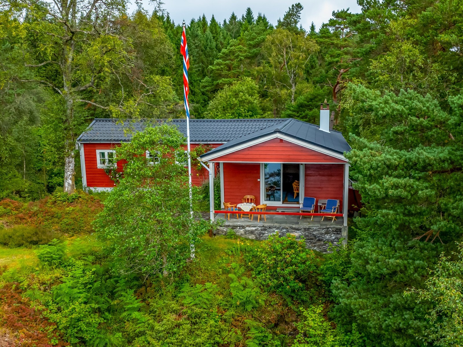 I 2016 ble det skiftet ytterkledning, lagt isolasjonsmatter, og satt inn nye vinduer i stuen og på kjøkkenet. Innlagt vann på kjøkken og bad, samt varmekabler på bad. Galleribilde