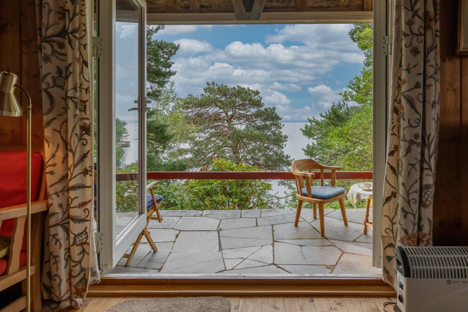 Med to-fløyet balkongdør kan du åpne helt opp til terrasen! Galleribilde