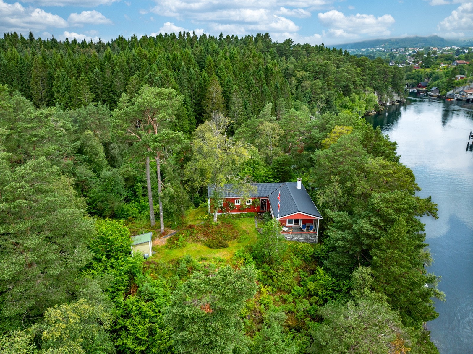 Fantastisk hytte på eget nes, stor eiendom med naust. Galleribilde