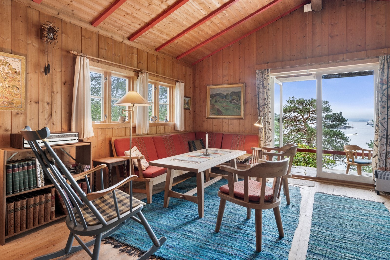 Stuen er på 30 kvm og har god plass til både salong og spisegruppe. Galleribilde