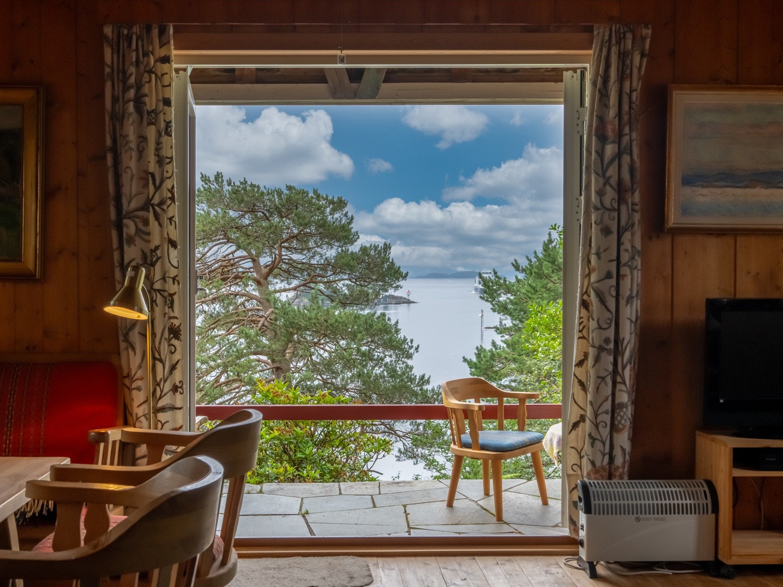 Hytten ligger på en høyde og har sørvendt beliggenhet med gode solforhold. Galleribilde