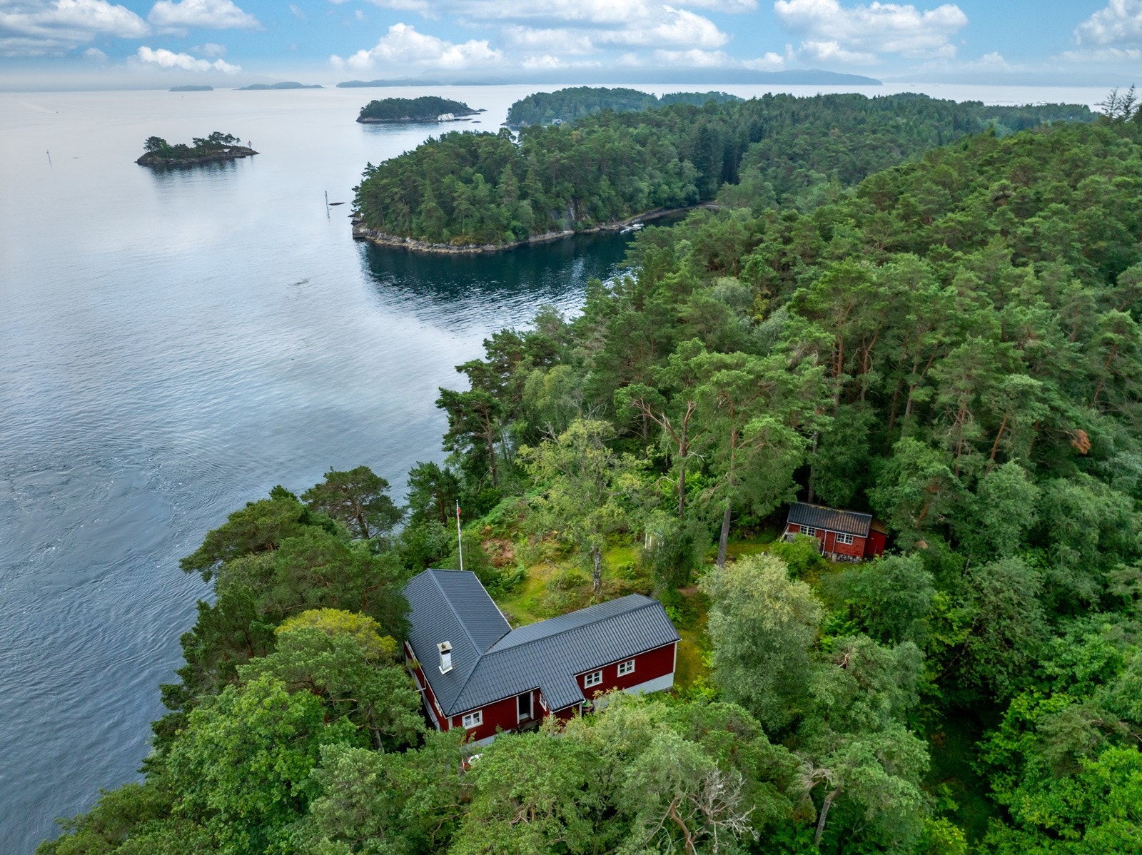 Her har man en av fylkets vakreste skjærgårder like utenfor hyttedøren. Galleribilde