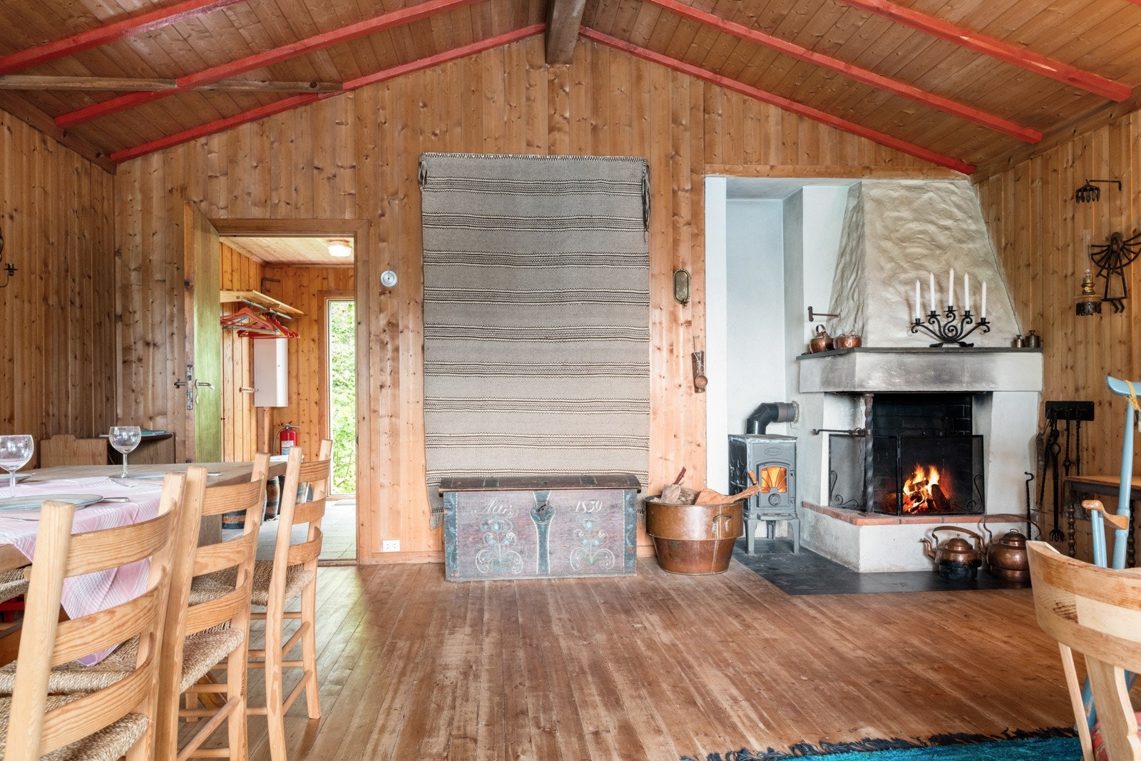 Av oppvarming er det både vedovn og åpen peis i stuen. På kjøkkenet er det vedovn. Galleribilde