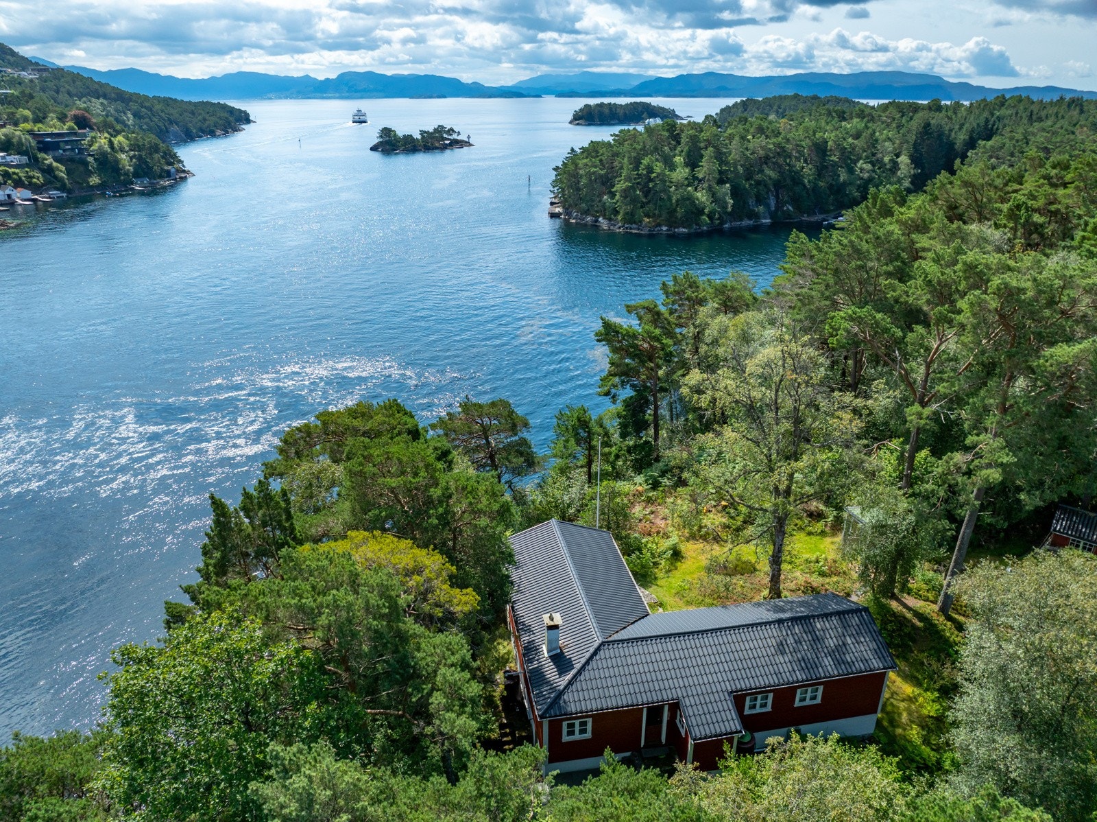 Er man ute i båt anbefales et stopp på Vedholmen for å smake på pizza og nystekte boller. Galleribilde