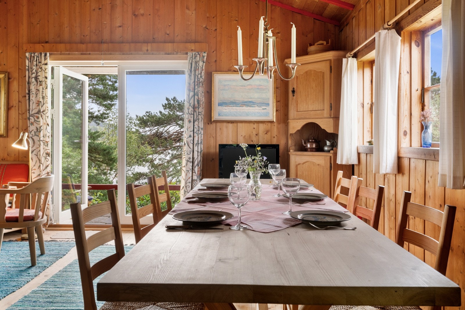 Adkomst til hytten er via båt. Bilparkering finner en ved f.eks. Halhjem ferjekai. Galleribilde