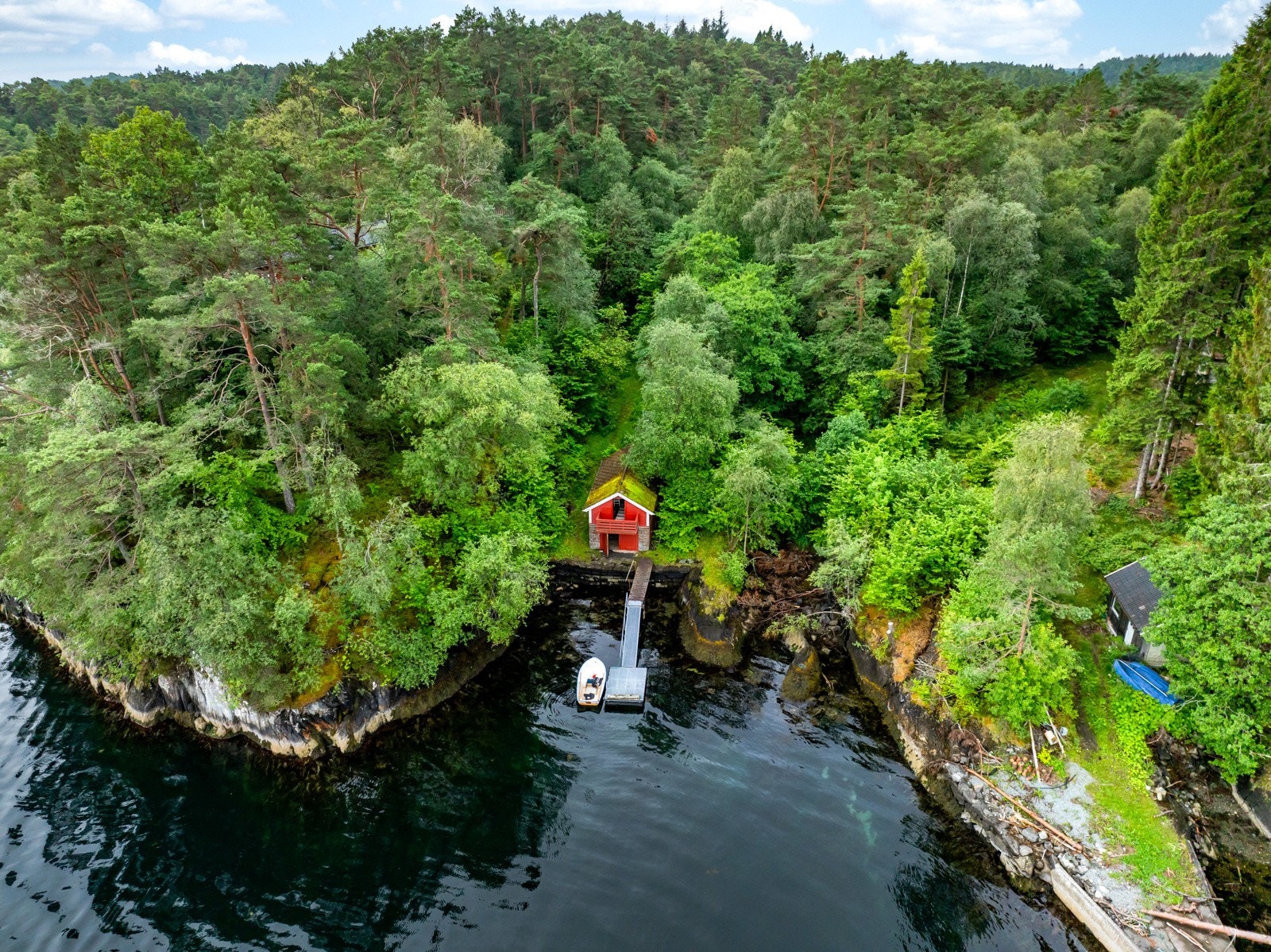 Naustet er 40 kvadratmeter med egen brygge. Galleribilde