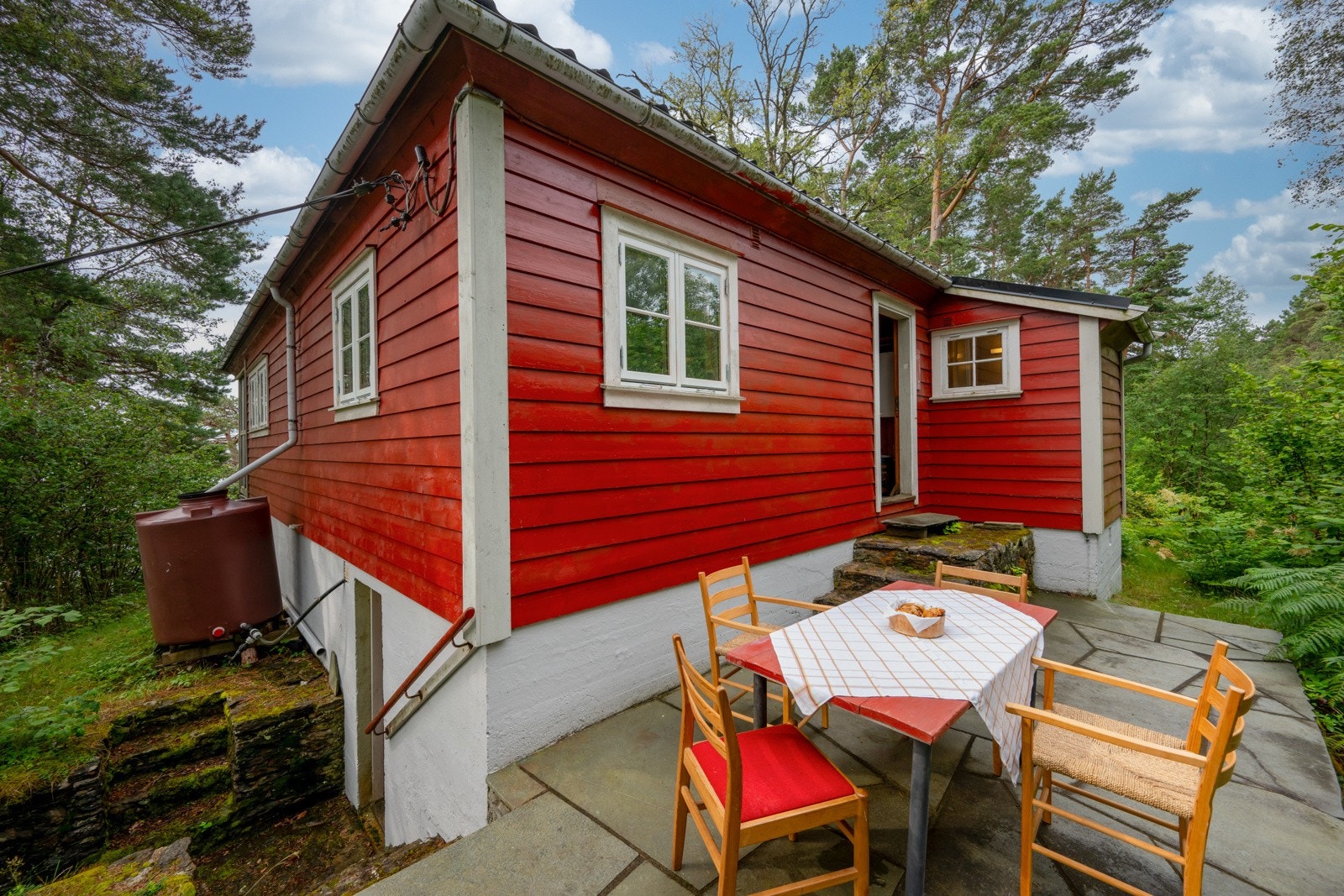 Inngang til kjeller er rundt hjørnet og ned trappen. Galleribilde