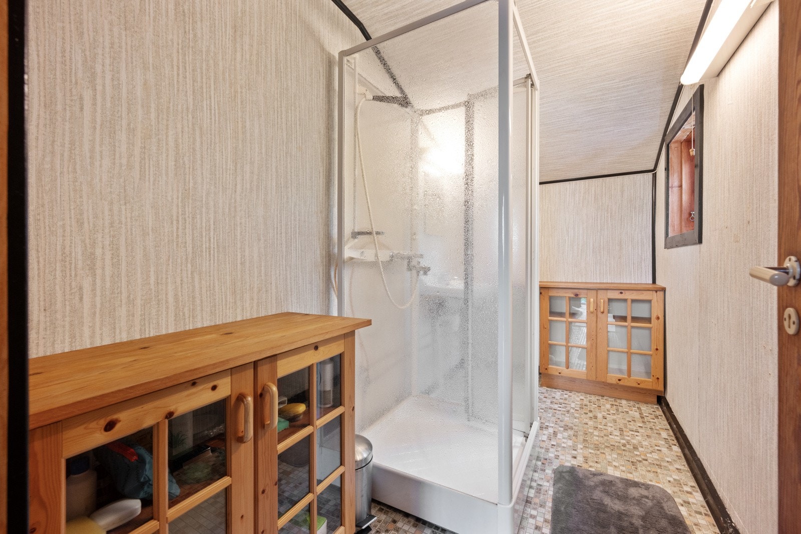 På badet er det dusjkabinett og vask. Varmekabler i gulv. Galleribilde