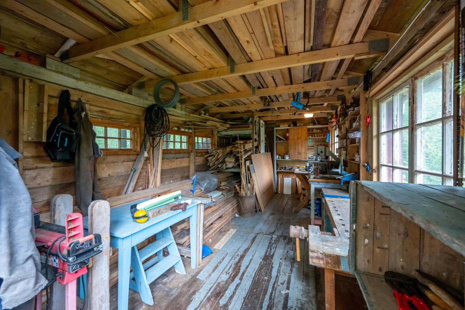 Verkstedet og utedoen måler 17 kvadratmeter til sammen. Galleribilde