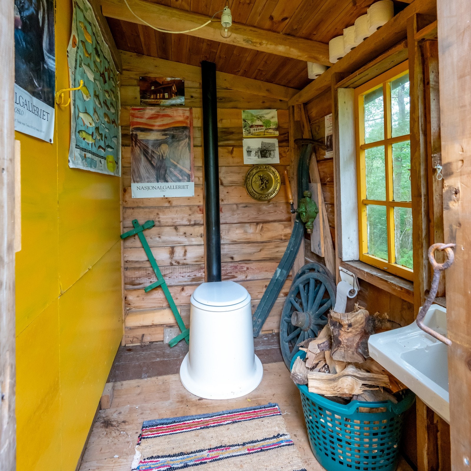 Det er dusjkabinett og vask på badet i hytten, mens toalettet er her i verkstedet. Galleribilde