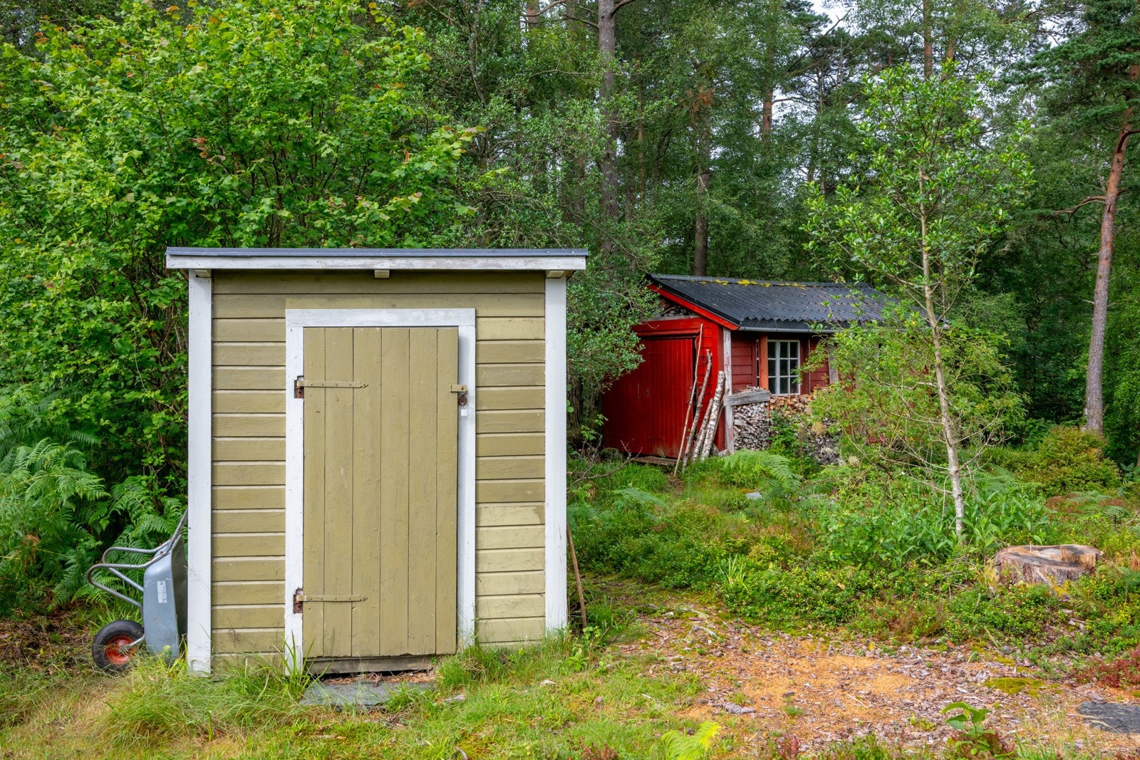 Det grønne bygget er uteboden som er på 4 kvadratmeter. Galleribilde