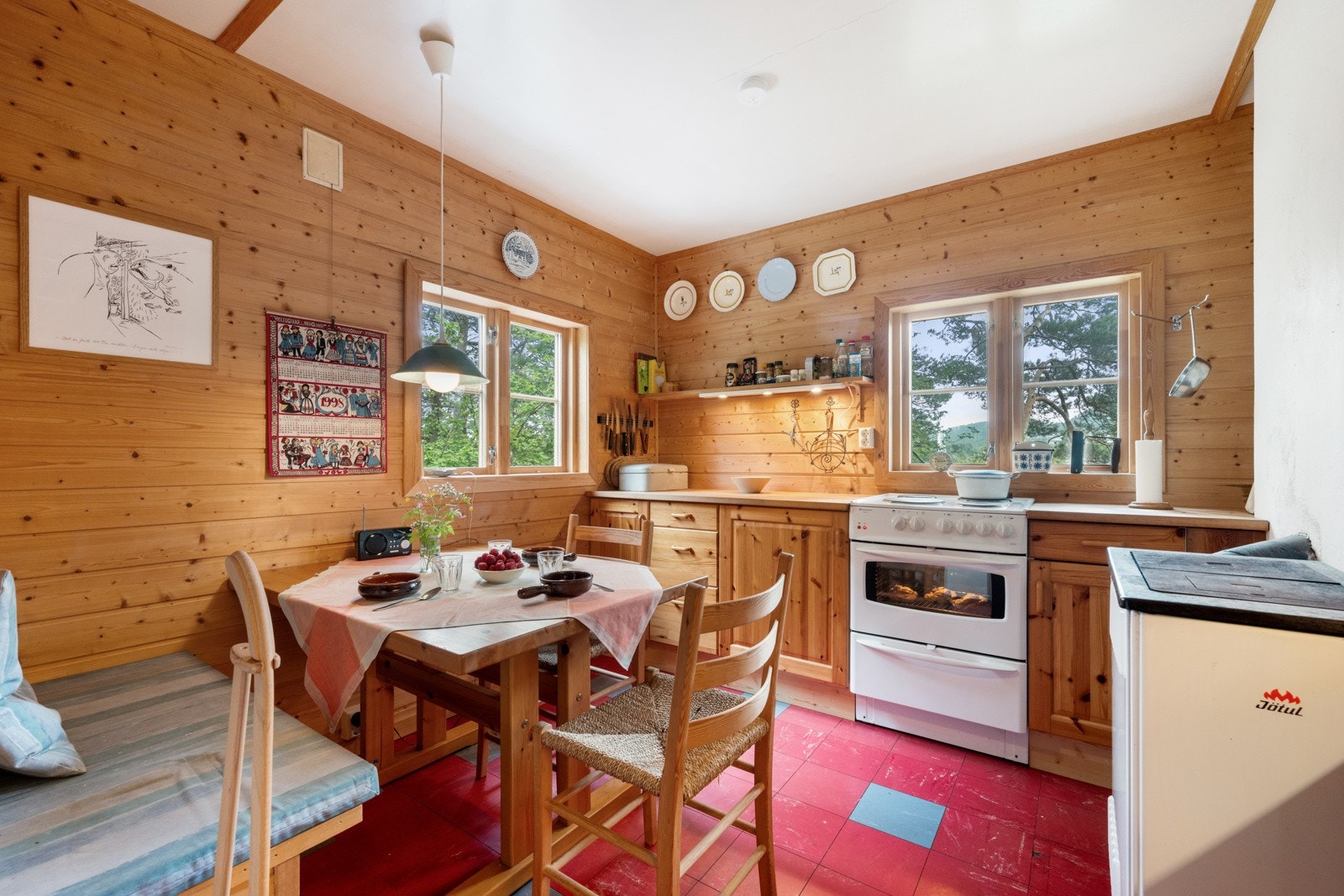 Koselig kjøkken med vedovn i både stue og på kjøkken. Galleribilde