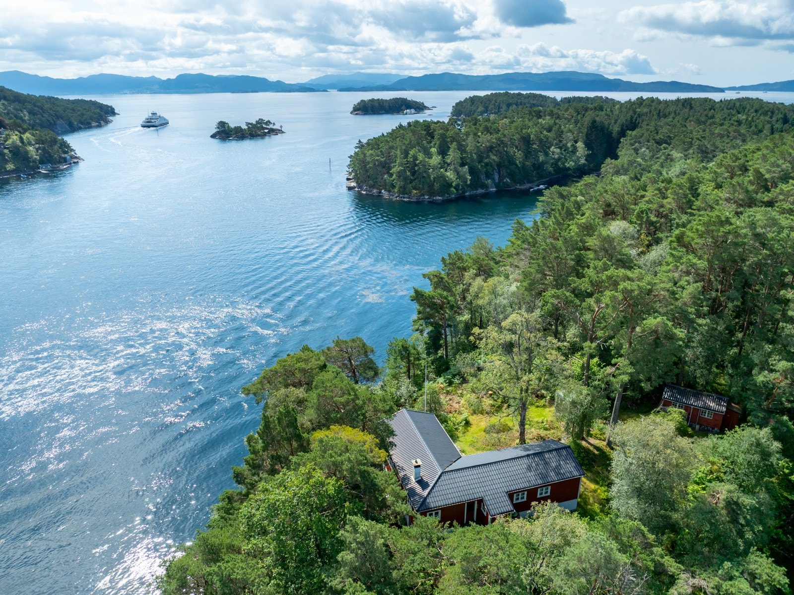Velkommen til Innerøya 1! Fritidsblig med stor naturtomt, strandlinje, naust og nydelig utsikt utover Halhjemsosen! Galleribilde