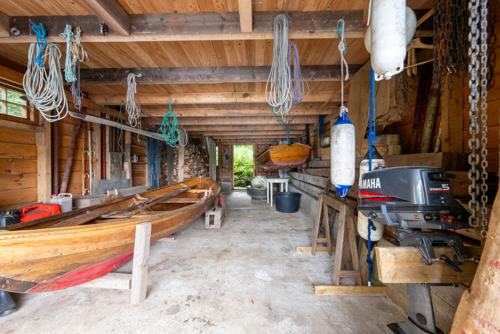 En liten trejolle i naustet medfølger, det samme gjør en Askeladden 380 plastbåt. Strandebarmer (trebåt) medfølger ikke. Galleribilde