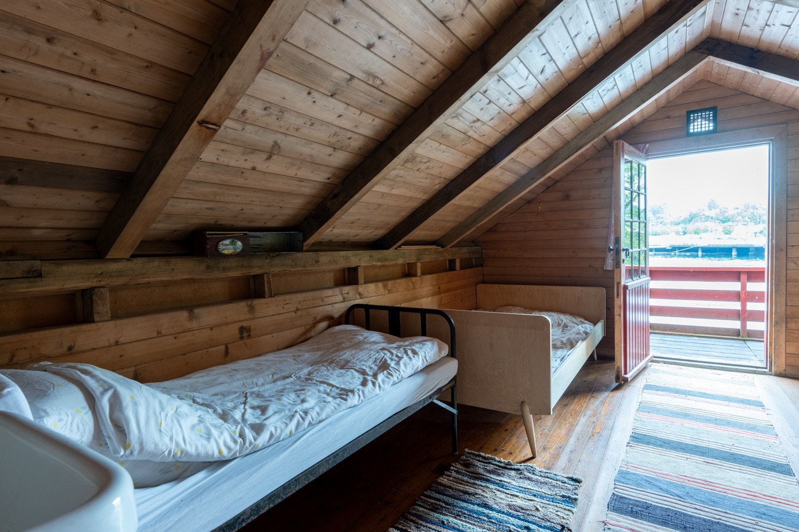 Balkongen er i forkant av naustet med utsikt mot sjøen. Galleribilde