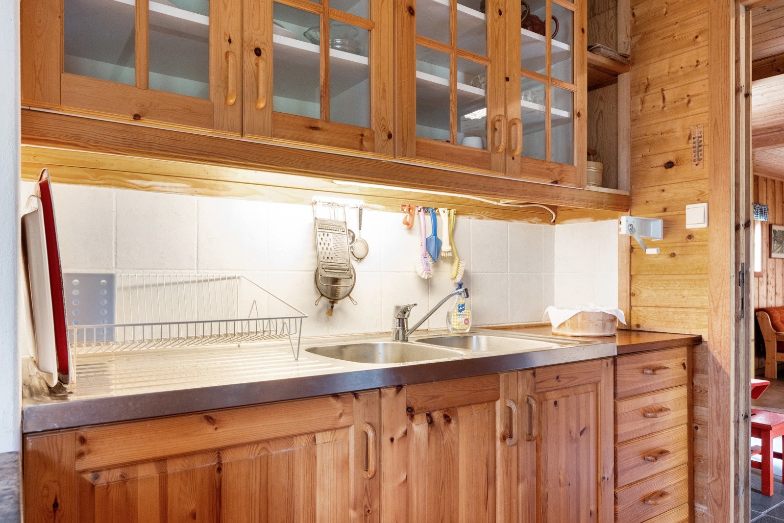 Benkeplaten er av heltre, og stål/alu ved vask. Galleribilde