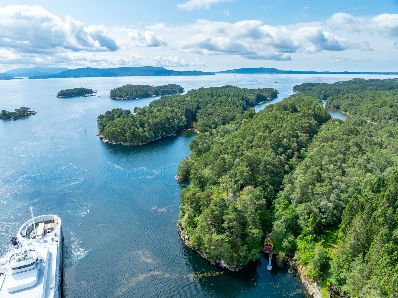 Fra Lagunen er det ca 15 minutter å kjøre til Halhjem, hvor det er offentlig parkering ved kiosken på kaien. Galleribilde