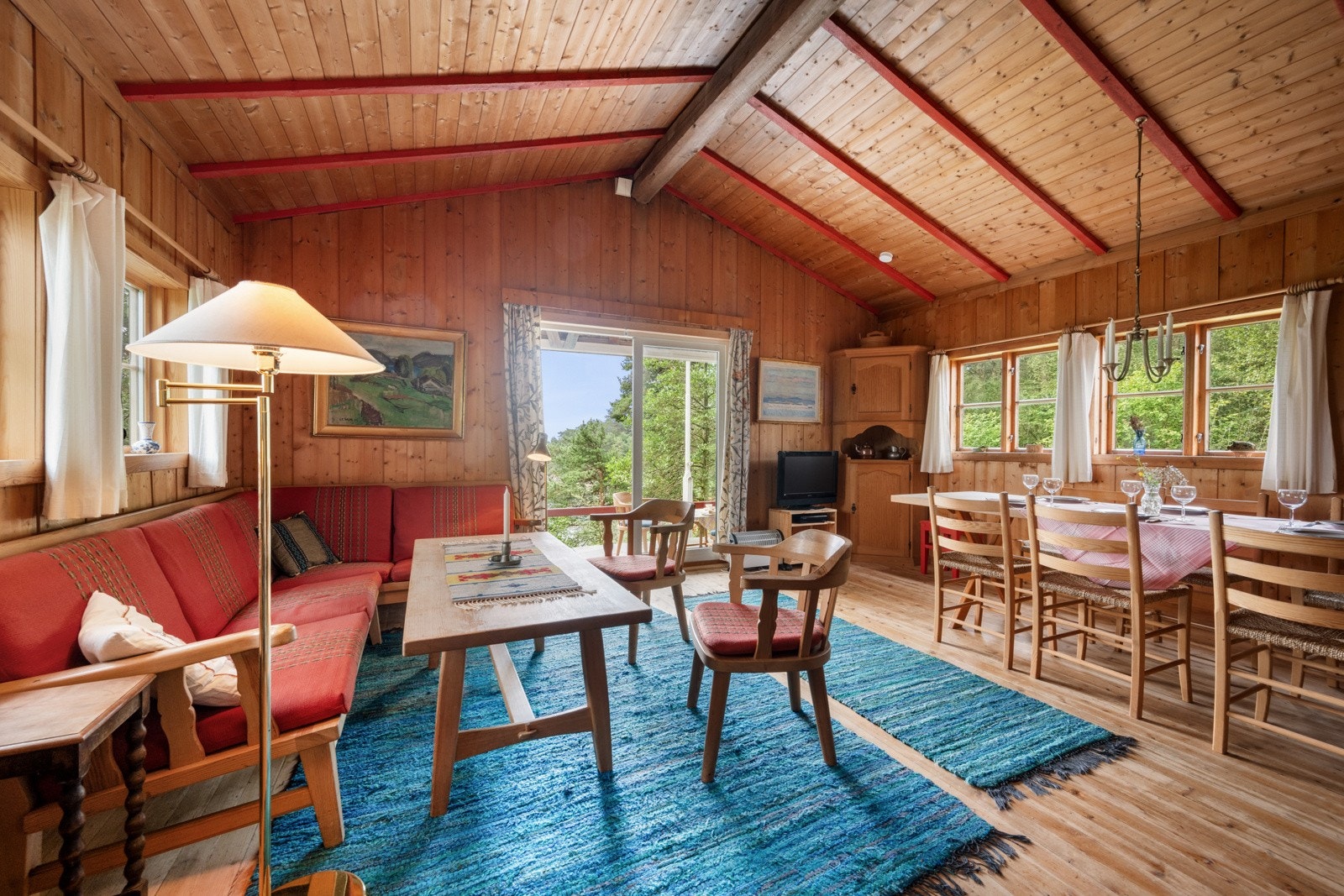 Hytten selges møblert. Inventar og løsøre som er til stede ved visning medfølger med noen unntak, se salgsoppgave. Galleribilde